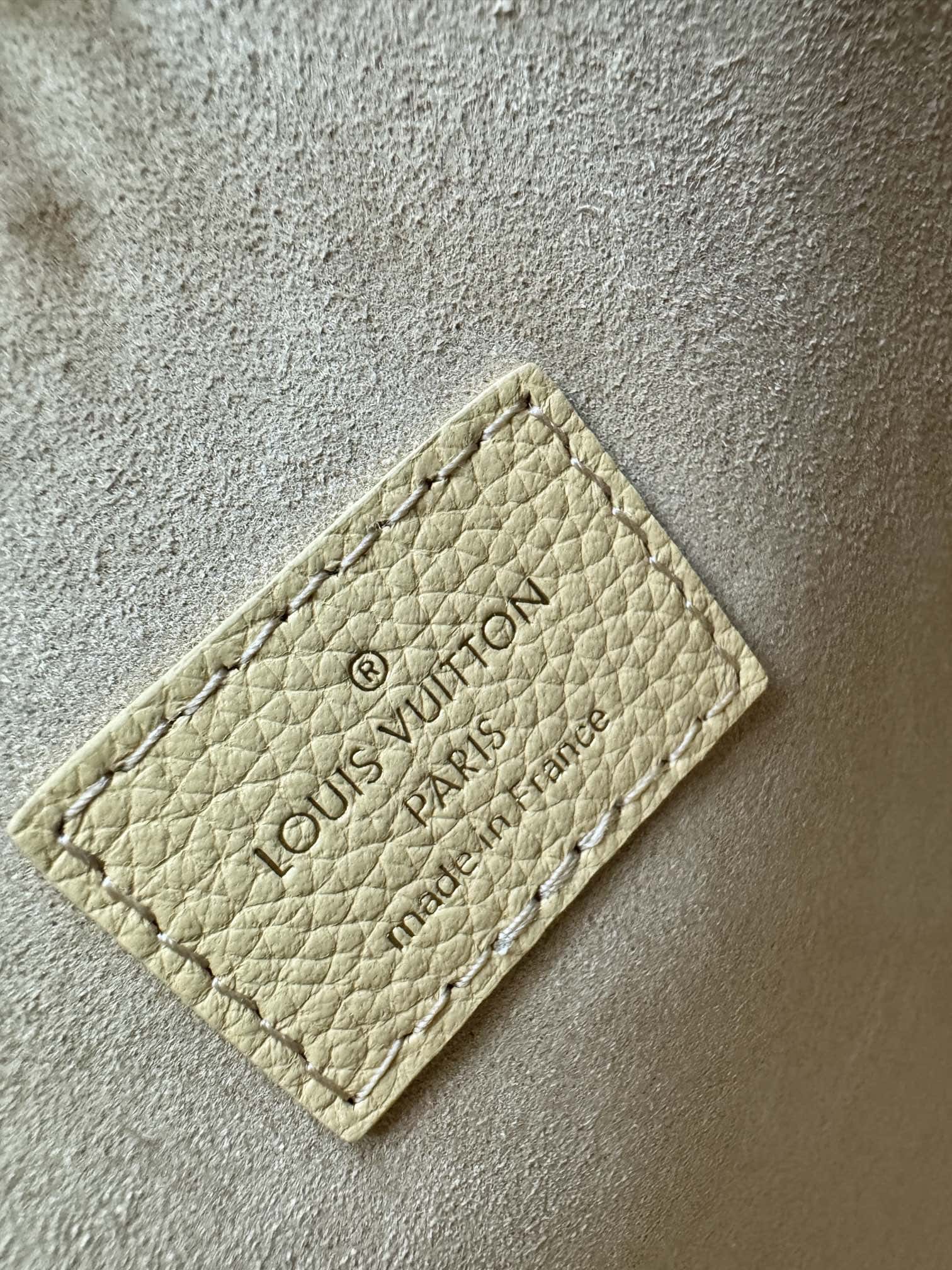 LV專櫃同步正品級高仿包 M25353 New Low Key Hobo PM¥2880.00-頂級1:1精品高仿包包香港台灣批發價格推薦微信哪裡買