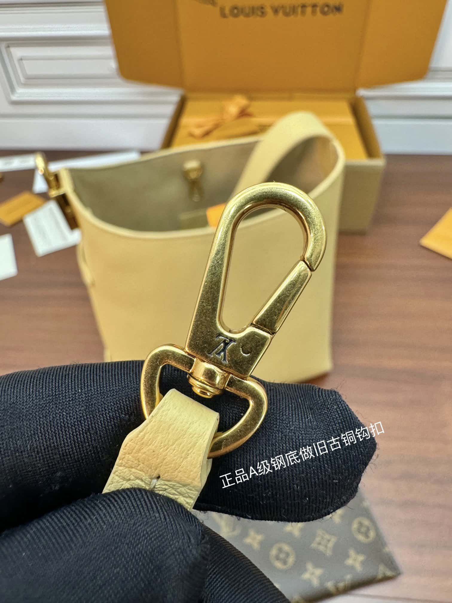 LV專櫃同步正品級高仿包 M25353 New Low Key Hobo PM¥2880.00-頂級1:1精品高仿包包香港台灣批發價格推薦微信哪裡買