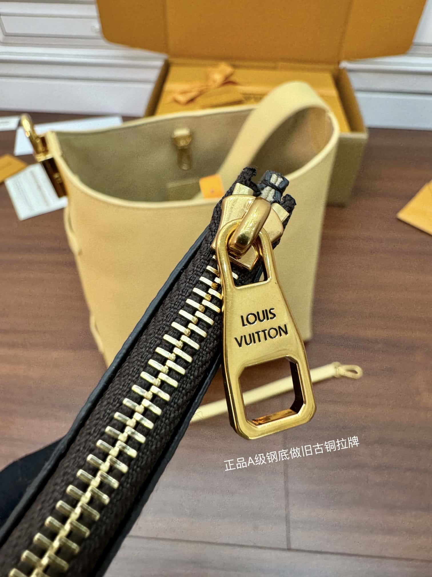 LV專櫃同步正品級高仿包 M25353 New Low Key Hobo PM¥2880.00-頂級1:1精品高仿包包香港台灣批發價格推薦微信哪裡買