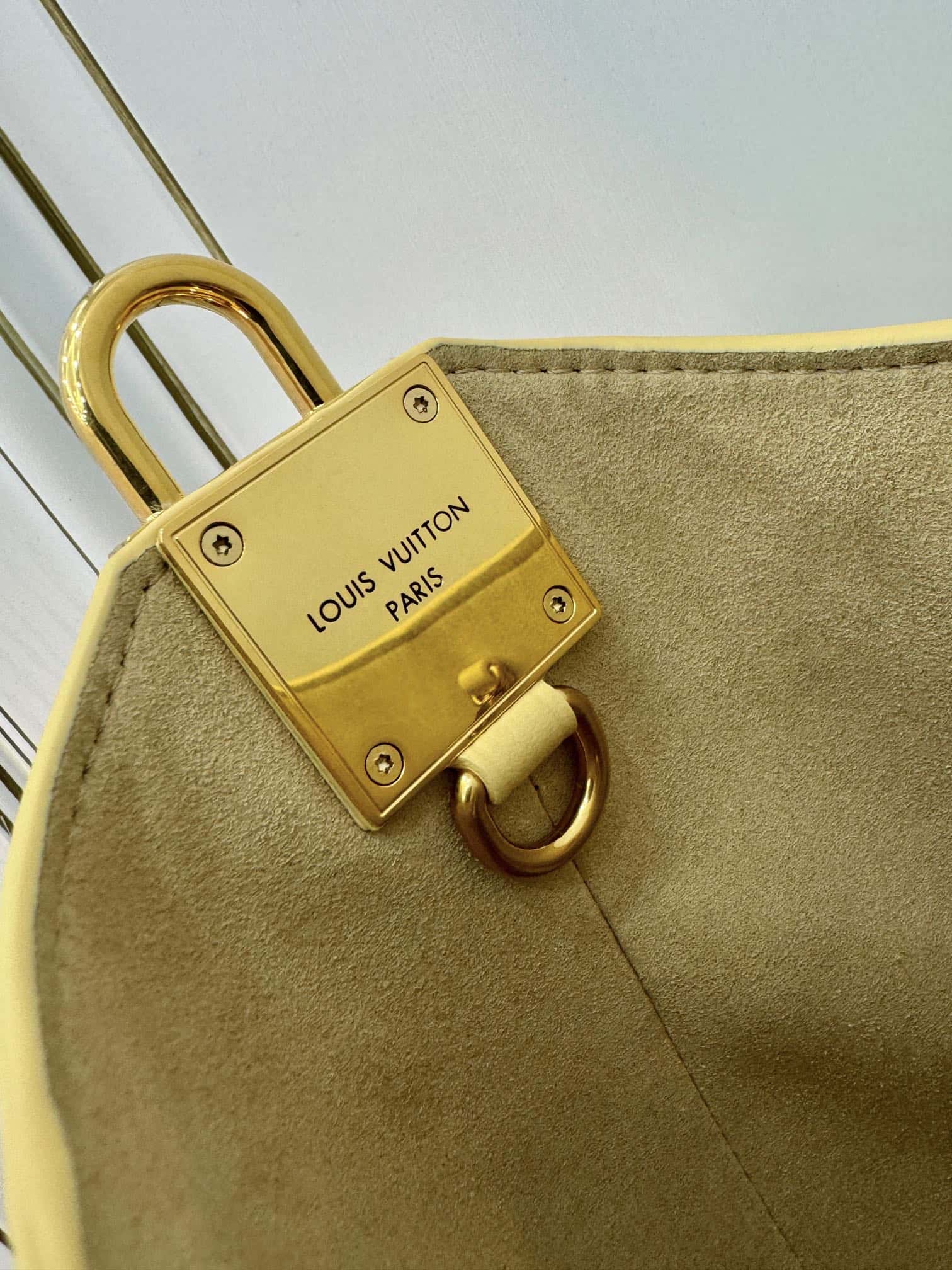 LV專櫃同步正品級高仿包 M25353 New Low Key Hobo PM¥2880.00-頂級1:1精品高仿包包香港台灣批發價格推薦微信哪裡買