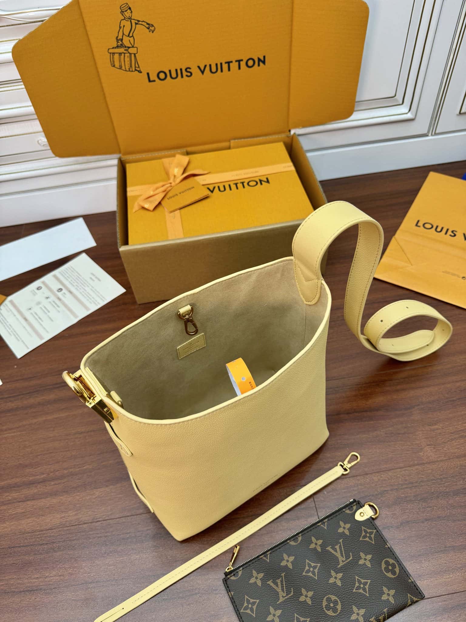 LV專櫃同步正品級高仿包 M25353 New Low Key Hobo PM¥2880.00-頂級1:1精品高仿包包香港台灣批發價格推薦微信哪裡買