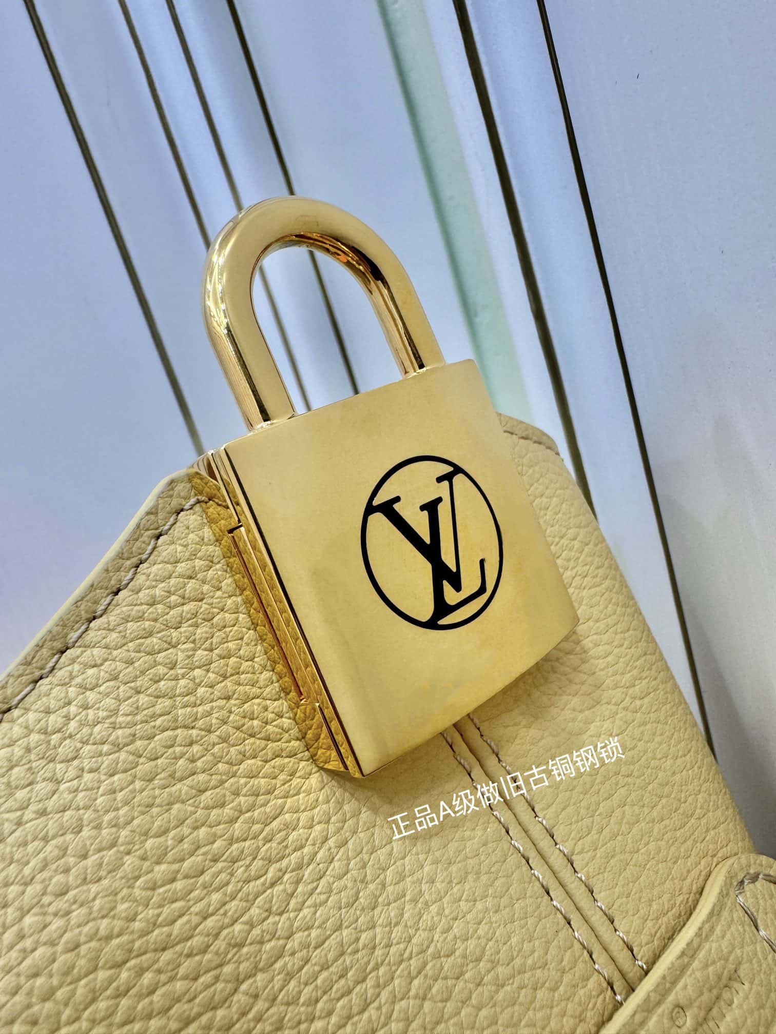 LV專櫃同步正品級高仿包 M25353 New Low Key Hobo PM¥2880.00-頂級1:1精品高仿包包香港台灣批發價格推薦微信哪裡買