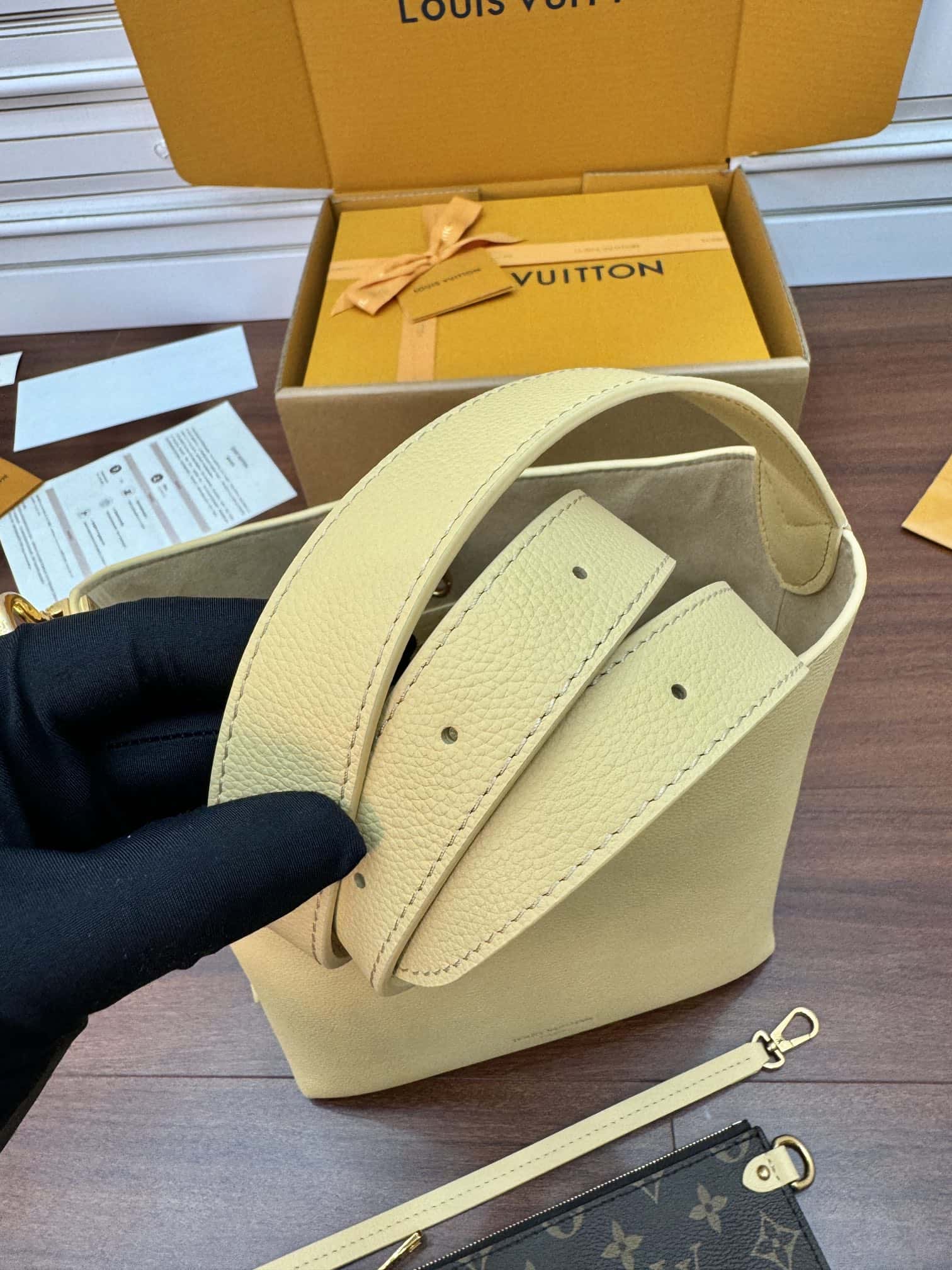 LV專櫃同步正品級高仿包 M25353 New Low Key Hobo PM¥2880.00-頂級1:1精品高仿包包香港台灣批發價格推薦微信哪裡買