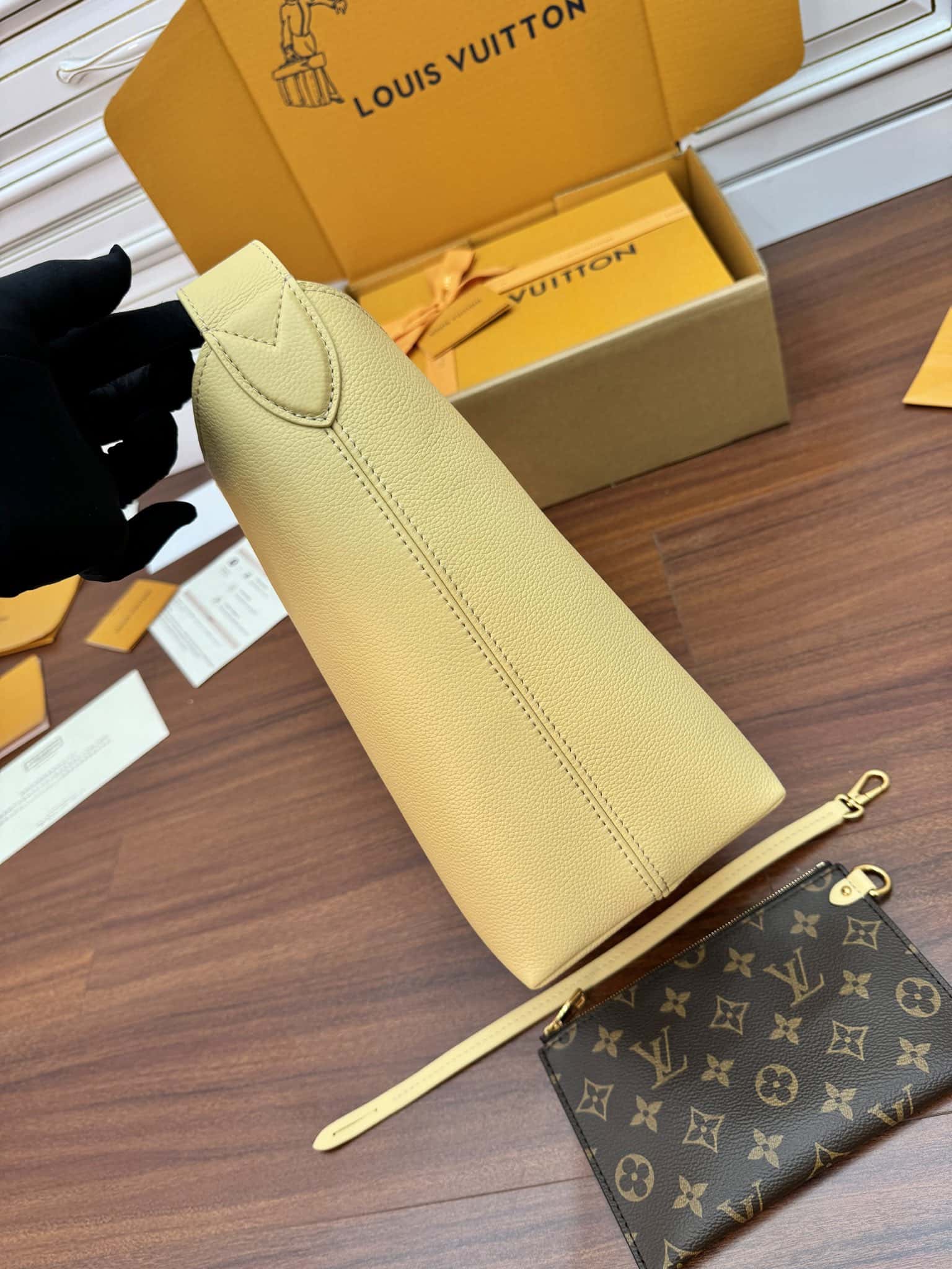 LV專櫃同步正品級高仿包 M25353 New Low Key Hobo PM¥2880.00-頂級1:1精品高仿包包香港台灣批發價格推薦微信哪裡買