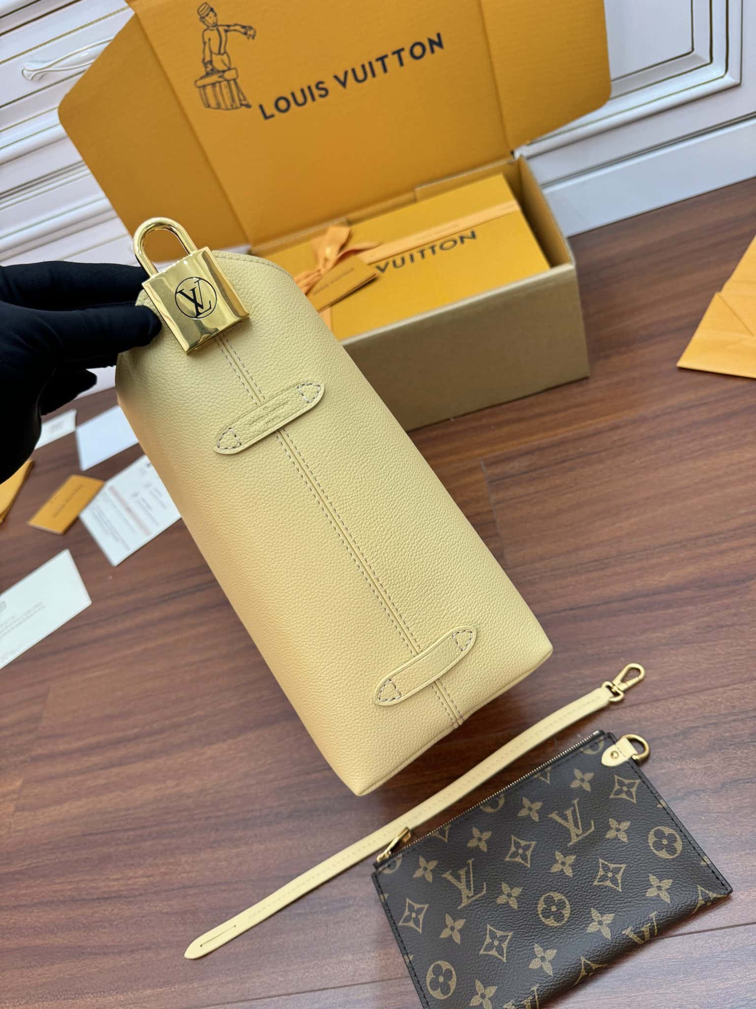 LV專櫃同步正品級高仿包 M25353 New Low Key Hobo PM¥2880.00-頂級1:1精品高仿包包香港台灣批發價格推薦微信哪裡買