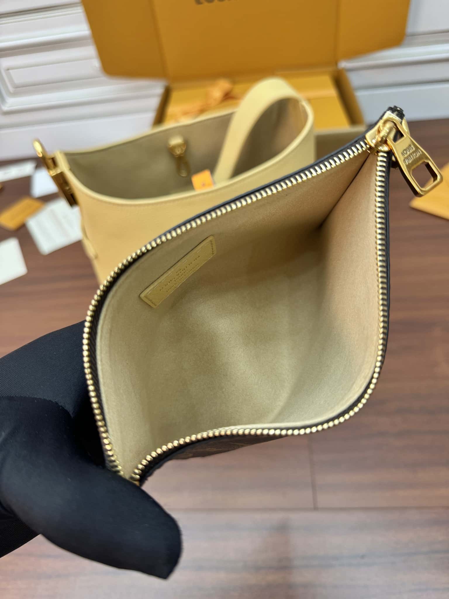 LV專櫃同步正品級高仿包 M25353 New Low Key Hobo PM¥2880.00-頂級1:1精品高仿包包香港台灣批發價格推薦微信哪裡買