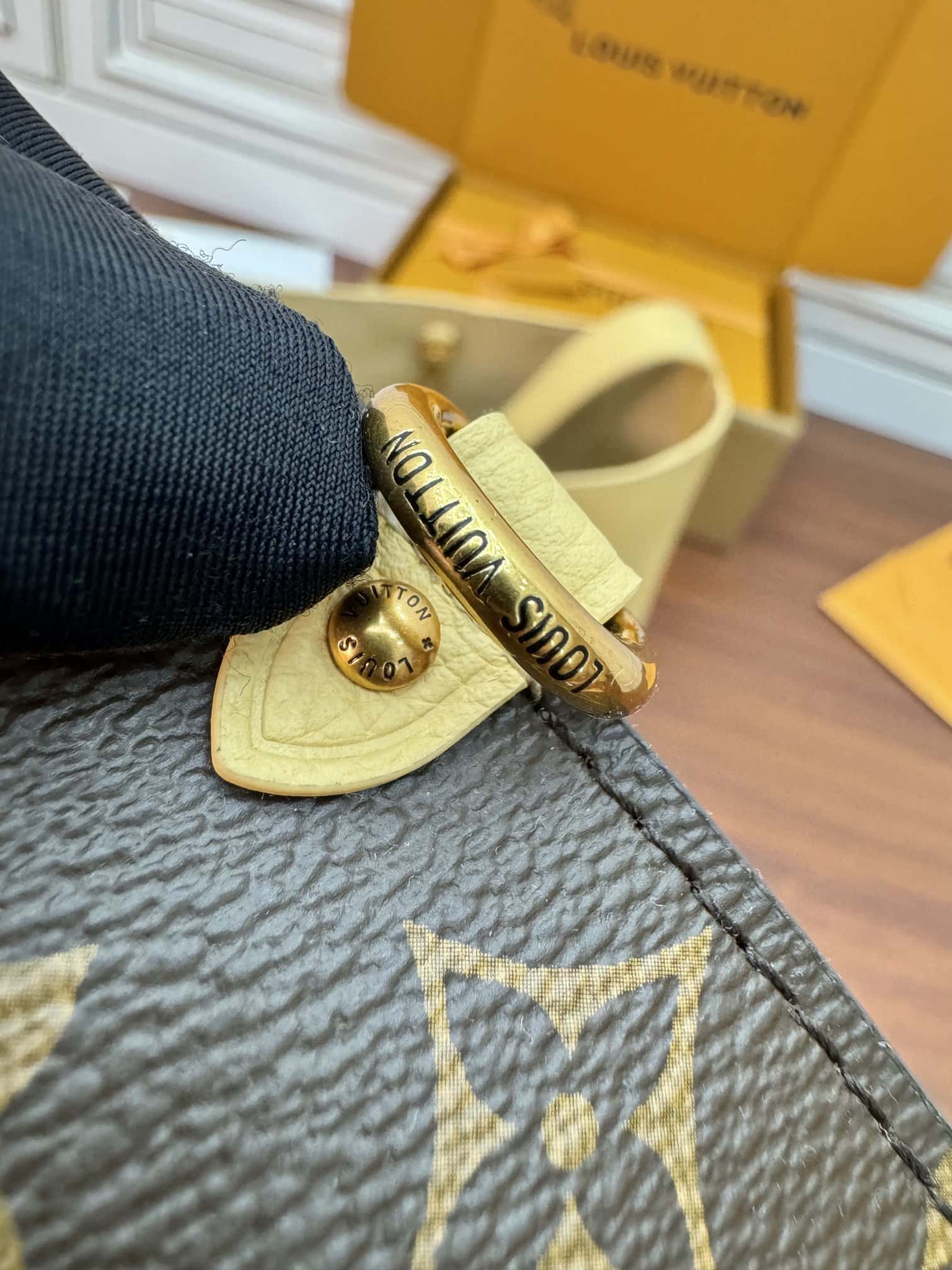 LV專櫃同步正品級高仿包 M25353 New Low Key Hobo PM¥2880.00-頂級1:1精品高仿包包香港台灣批發價格推薦微信哪裡買