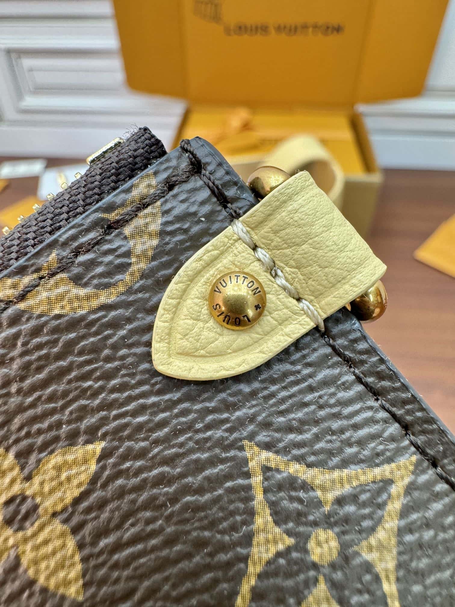 LV專櫃同步正品級高仿包 M25353 New Low Key Hobo PM¥2880.00-頂級1:1精品高仿包包香港台灣批發價格推薦微信哪裡買