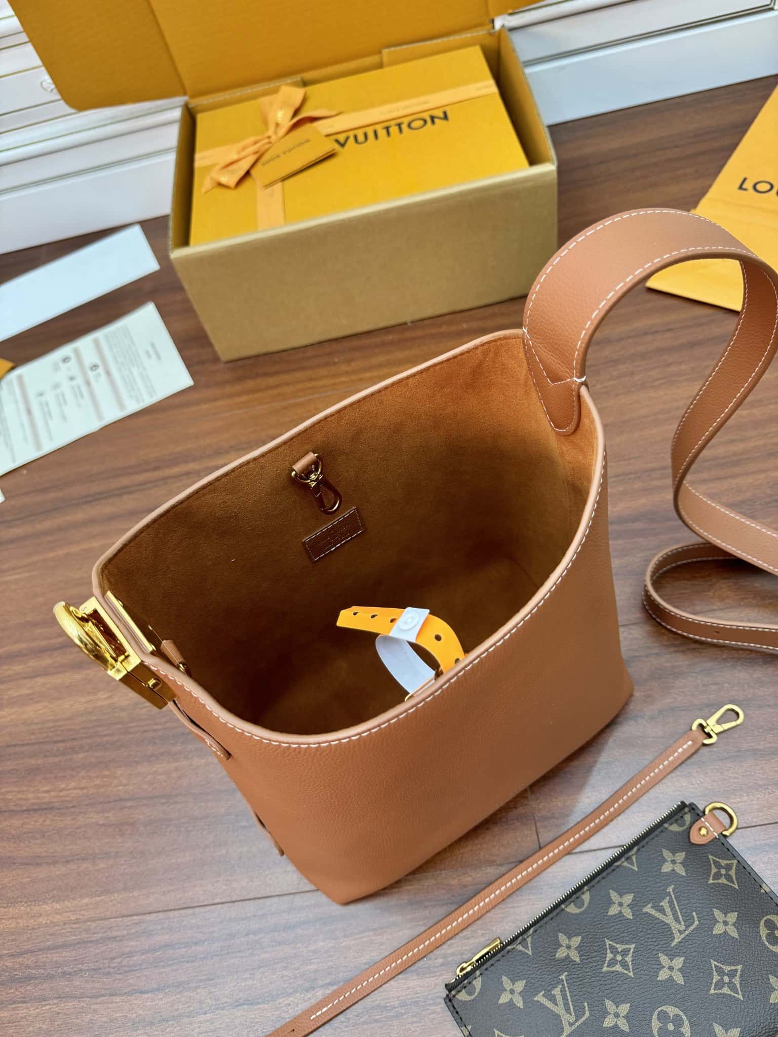 LV高仿包 M25354 Low Key Hobo PM動態電子芯片正品代工廠意大利A級皮料¥2,880.00-頂級1:1精品高仿包包香港台灣批發價格推薦微信哪裡買