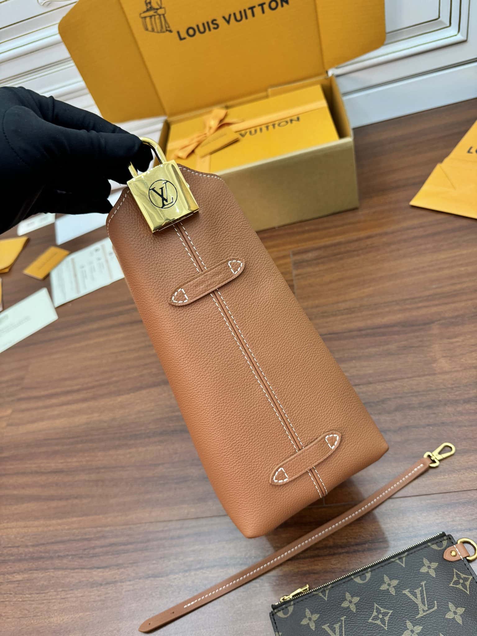 LV高仿包 M25354 Low Key Hobo PM動態電子芯片正品代工廠意大利A級皮料¥2,880.00-頂級1:1精品高仿包包香港台灣批發價格推薦微信哪裡買