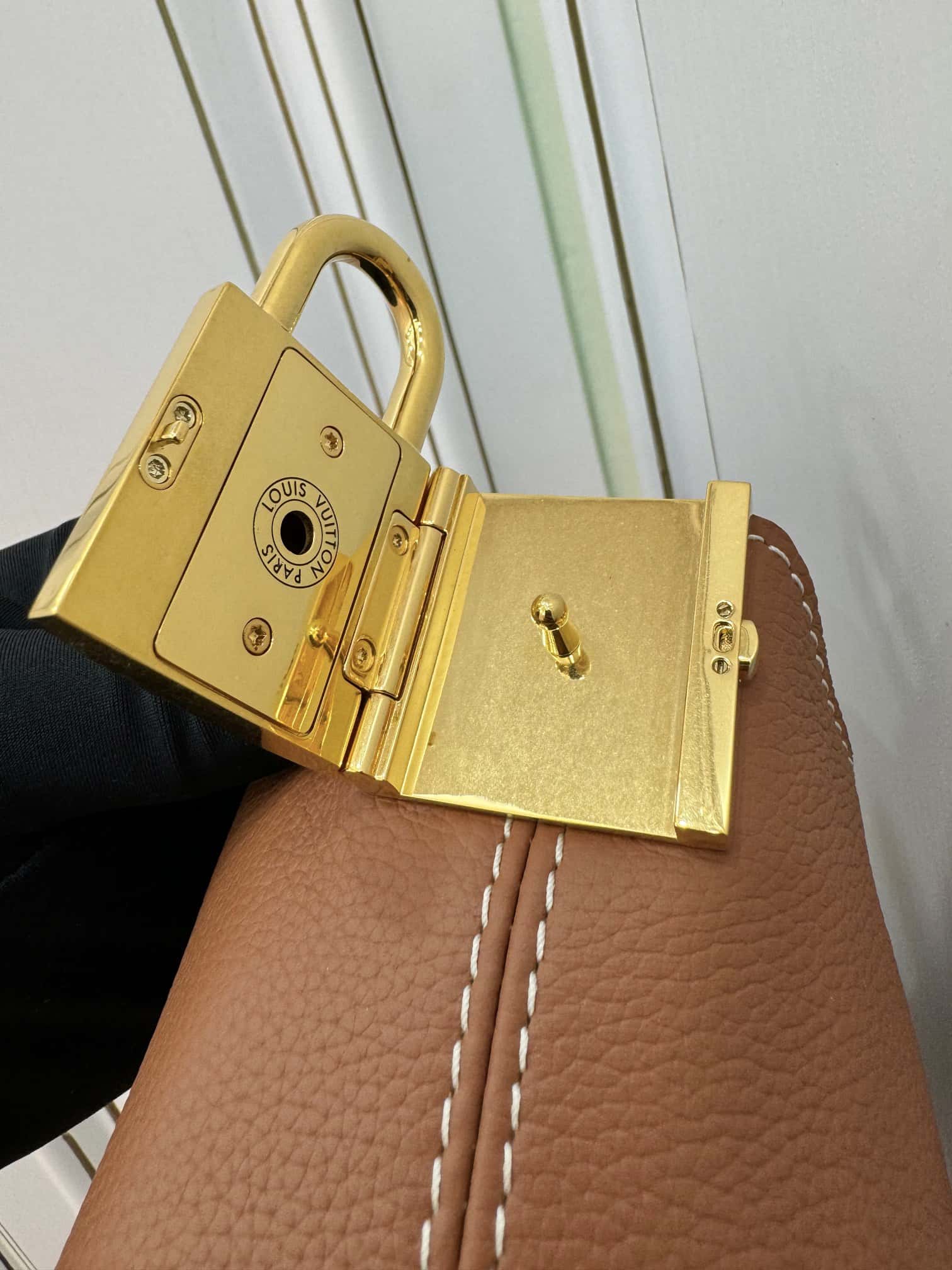 LV高仿包 M25354 Low Key Hobo PM動態電子芯片正品代工廠意大利A級皮料¥2,880.00-頂級1:1精品高仿包包香港台灣批發價格推薦微信哪裡買