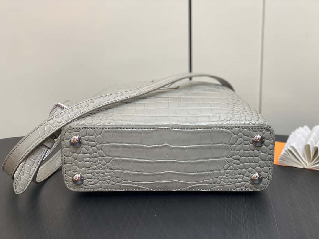 【LV原單精品】M48865灰色 鱷魚紋全皮cap那英款繫列 Capucines BB手袋¥2,880.00-頂級1:1精品高仿包包香港台灣批發價格推薦微信哪裡買