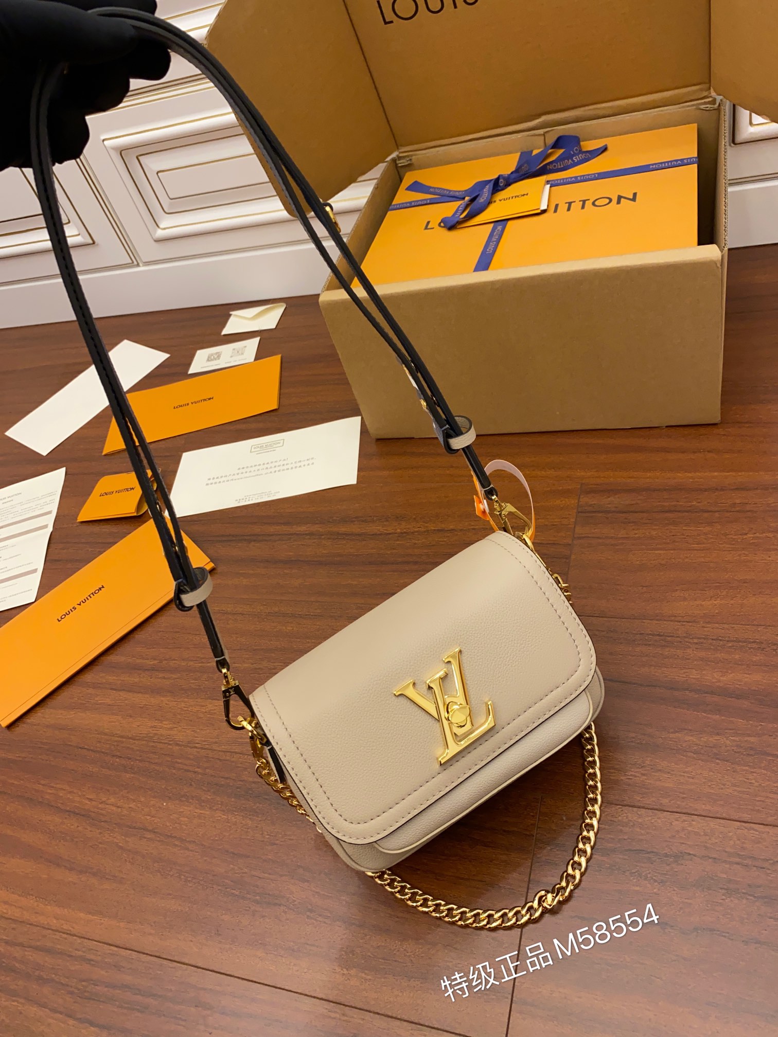 Louis Vuitton LV Lockme Tender Bag M58554杏色正品級高仿包¥2,480.00-頂級1:1精品高仿包包香港台灣批發價格推薦微信哪裡買