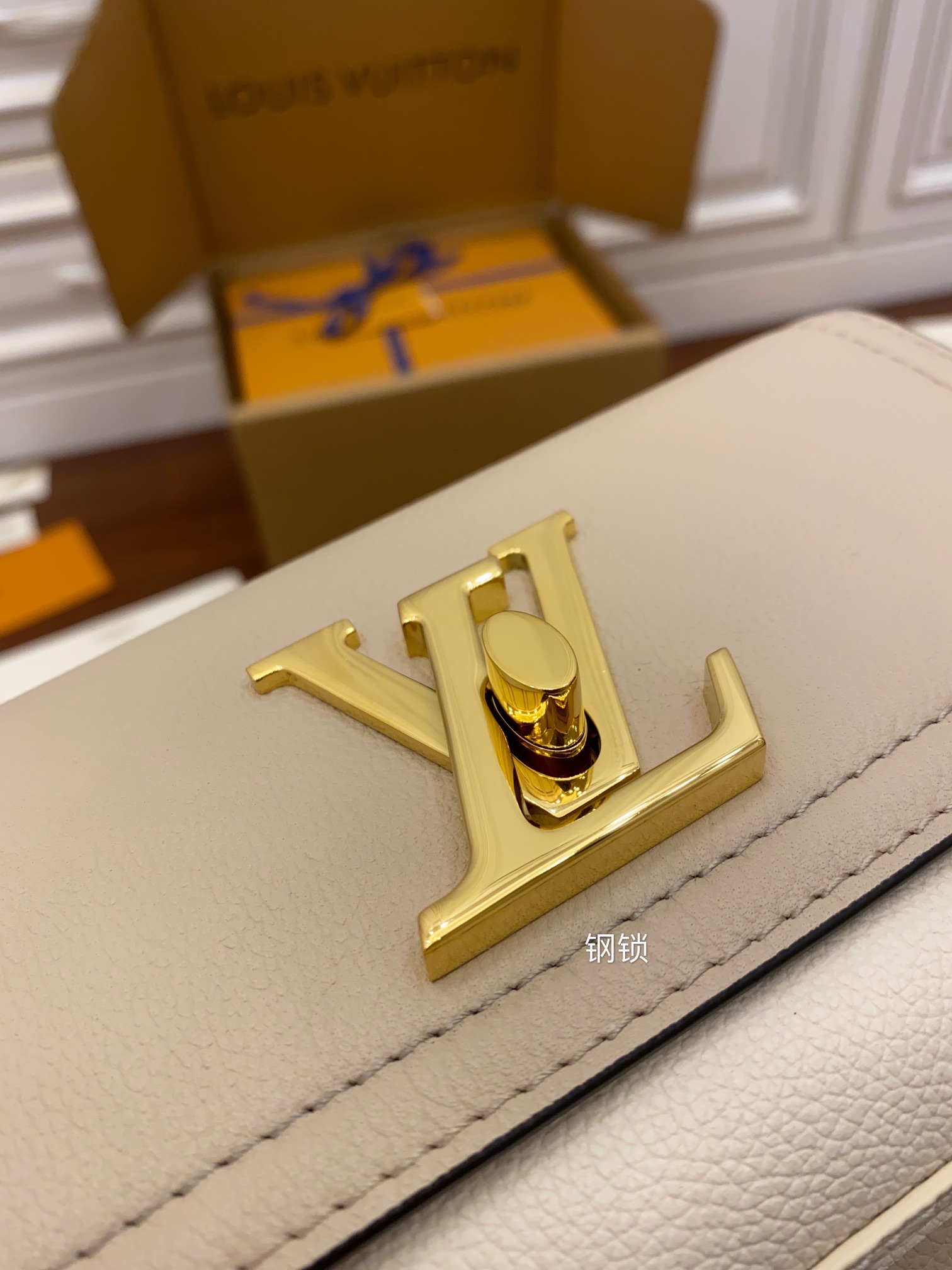 Louis Vuitton LV Lockme Tender Bag M58554杏色正品級高仿包¥2,480.00-頂級1:1精品高仿包包香港台灣批發價格推薦微信哪裡買