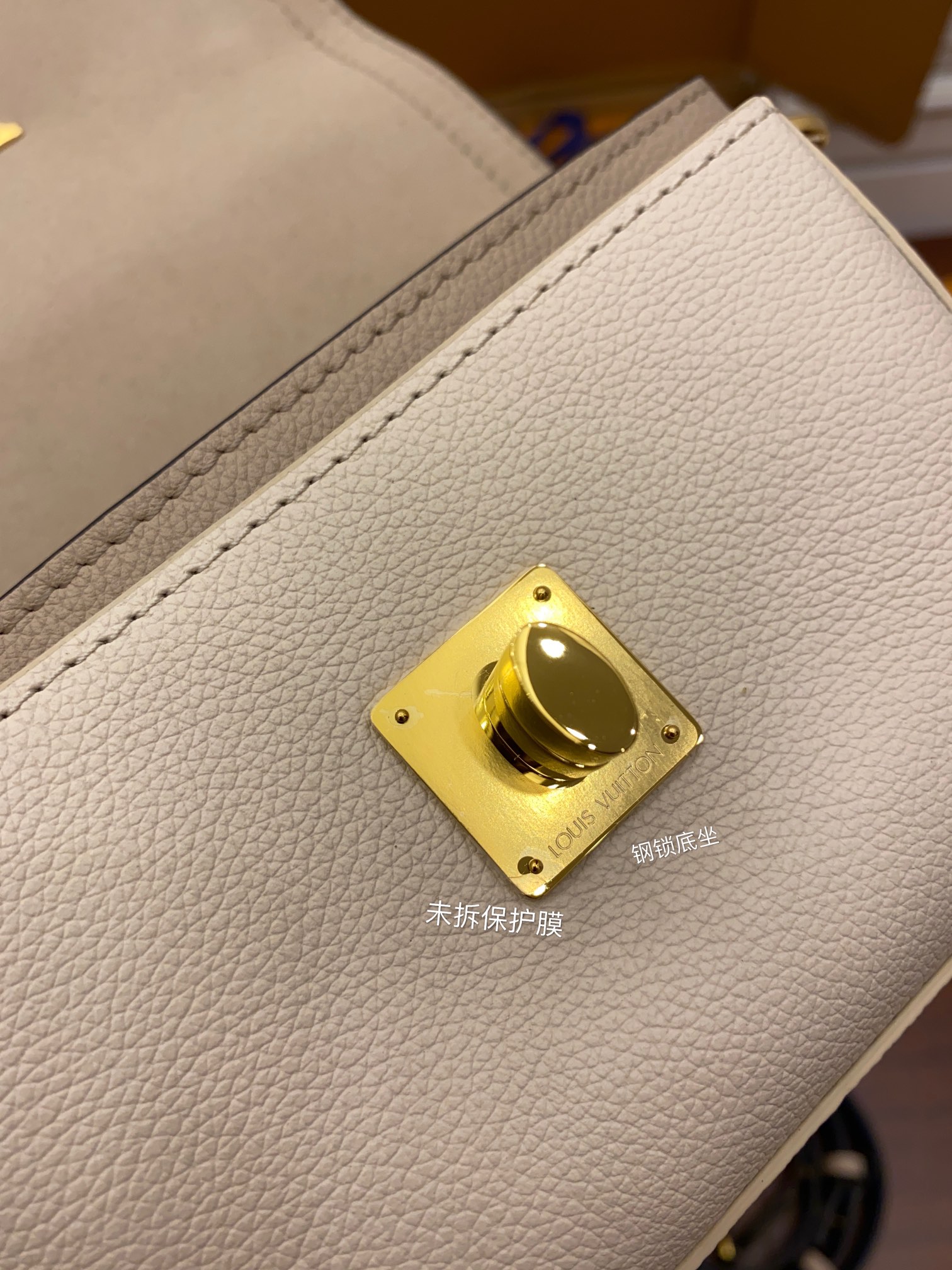 Louis Vuitton LV Lockme Tender Bag M58554杏色正品級高仿包¥2,480.00-頂級1:1精品高仿包包香港台灣批發價格推薦微信哪裡買