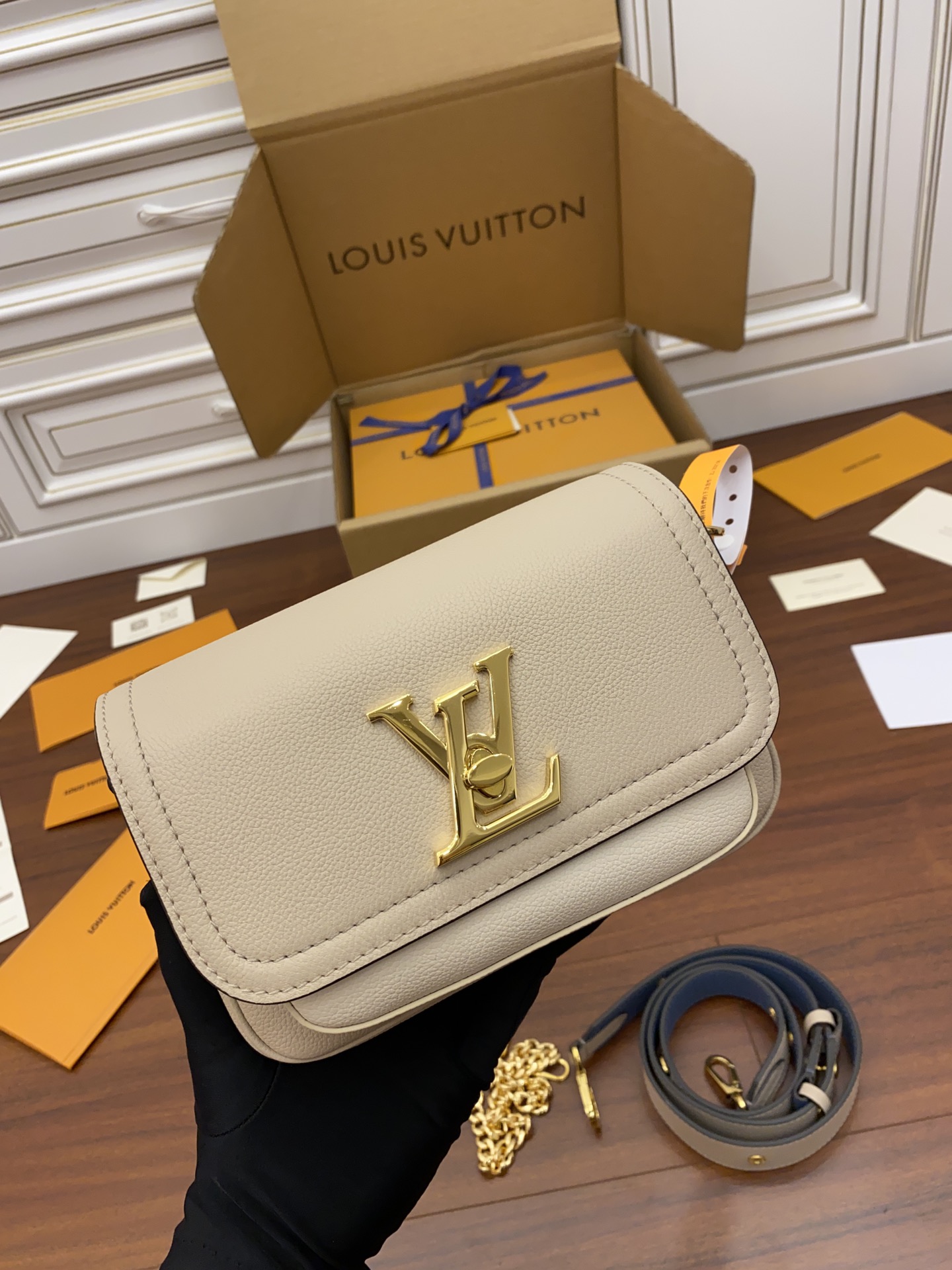 Louis Vuitton LV Lockme Tender Bag M58554杏色正品級高仿包¥2,480.00-頂級1:1精品高仿包包香港台灣批發價格推薦微信哪裡買