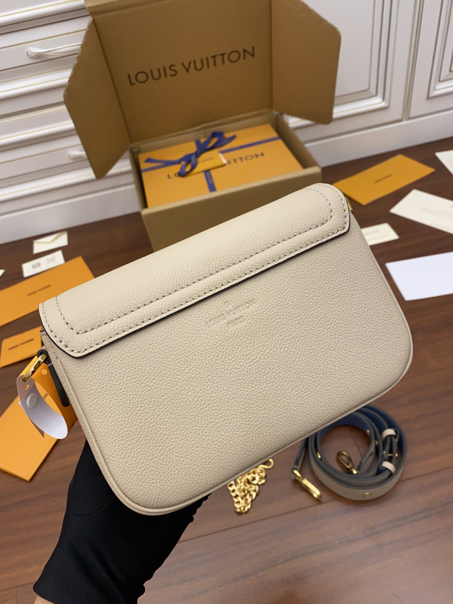 Louis Vuitton LV Lockme Tender Bag M58554杏色正品級高仿包¥2,480.00-頂級1:1精品高仿包包香港台灣批發價格推薦微信哪裡買