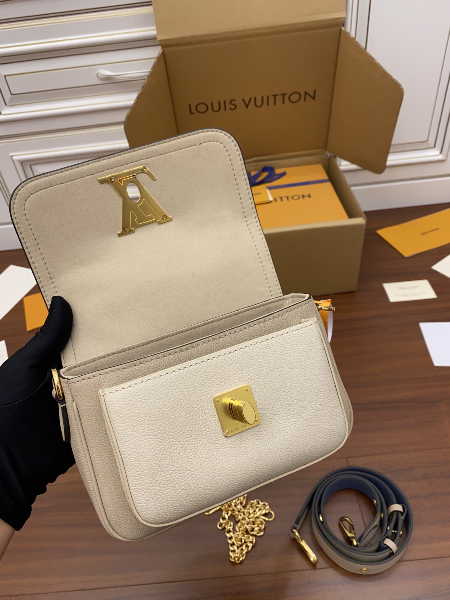 Louis Vuitton LV Lockme Tender Bag M58554杏色正品級高仿包¥2,480.00-頂級1:1精品高仿包包香港台灣批發價格推薦微信哪裡買