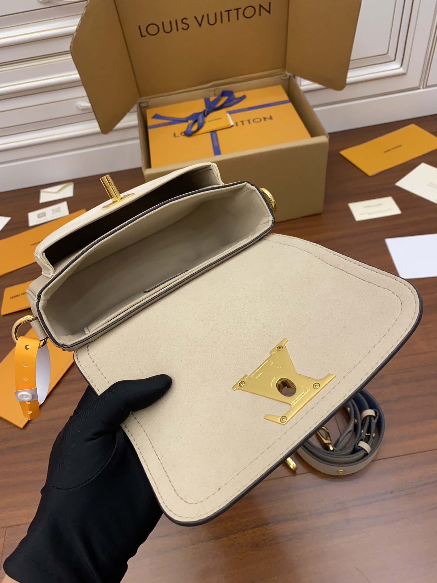 Louis Vuitton LV Lockme Tender Bag M58554杏色正品級高仿包¥2,480.00-頂級1:1精品高仿包包香港台灣批發價格推薦微信哪裡買