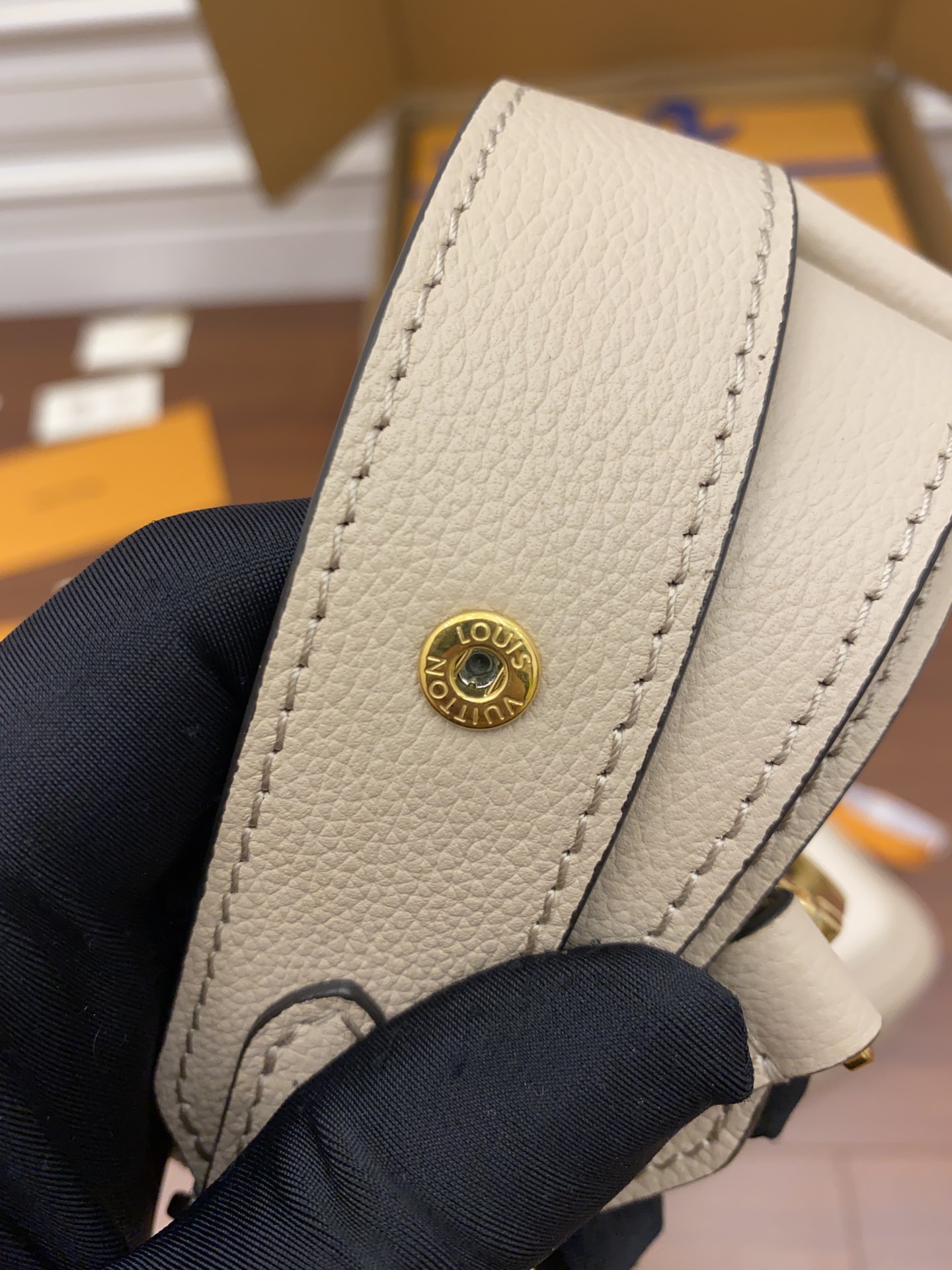 Louis Vuitton LV Lockme Tender Bag M58554杏色正品級高仿包¥2,480.00-頂級1:1精品高仿包包香港台灣批發價格推薦微信哪裡買