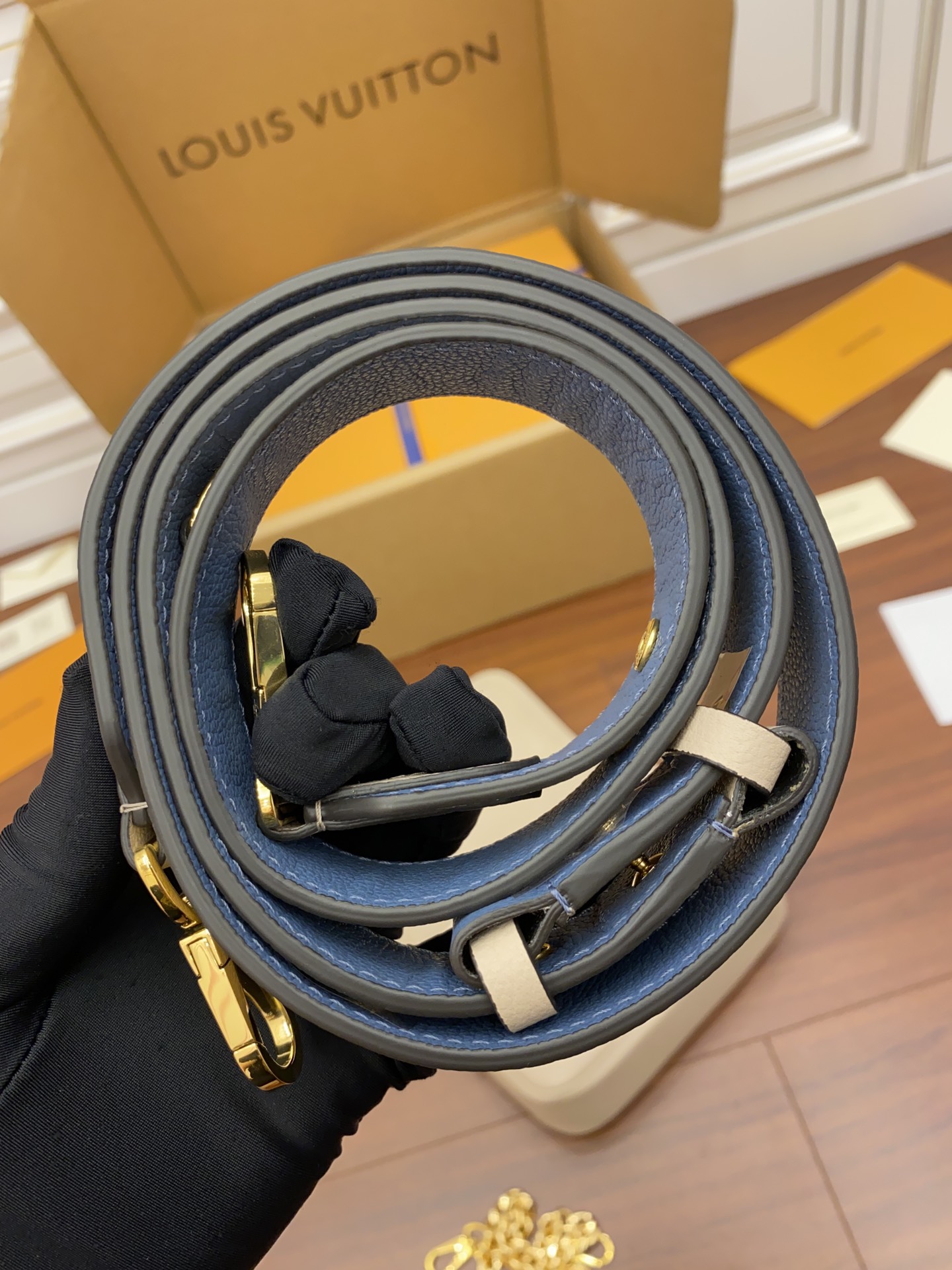 Louis Vuitton LV Lockme Tender Bag M58554杏色正品級高仿包¥2,480.00-頂級1:1精品高仿包包香港台灣批發價格推薦微信哪裡買