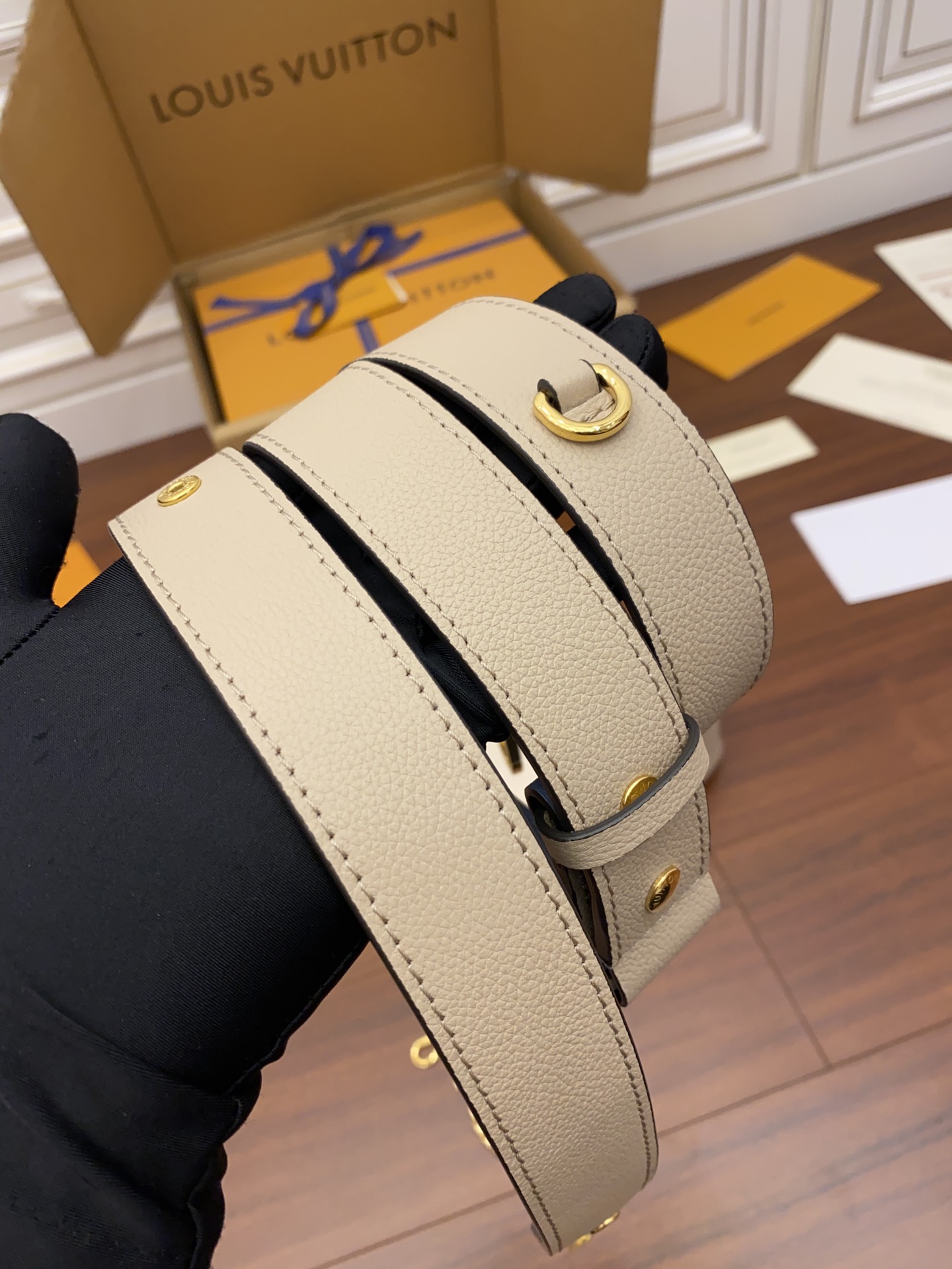 Louis Vuitton LV Lockme Tender Bag M58554杏色正品級高仿包¥2,480.00-頂級1:1精品高仿包包香港台灣批發價格推薦微信哪裡買