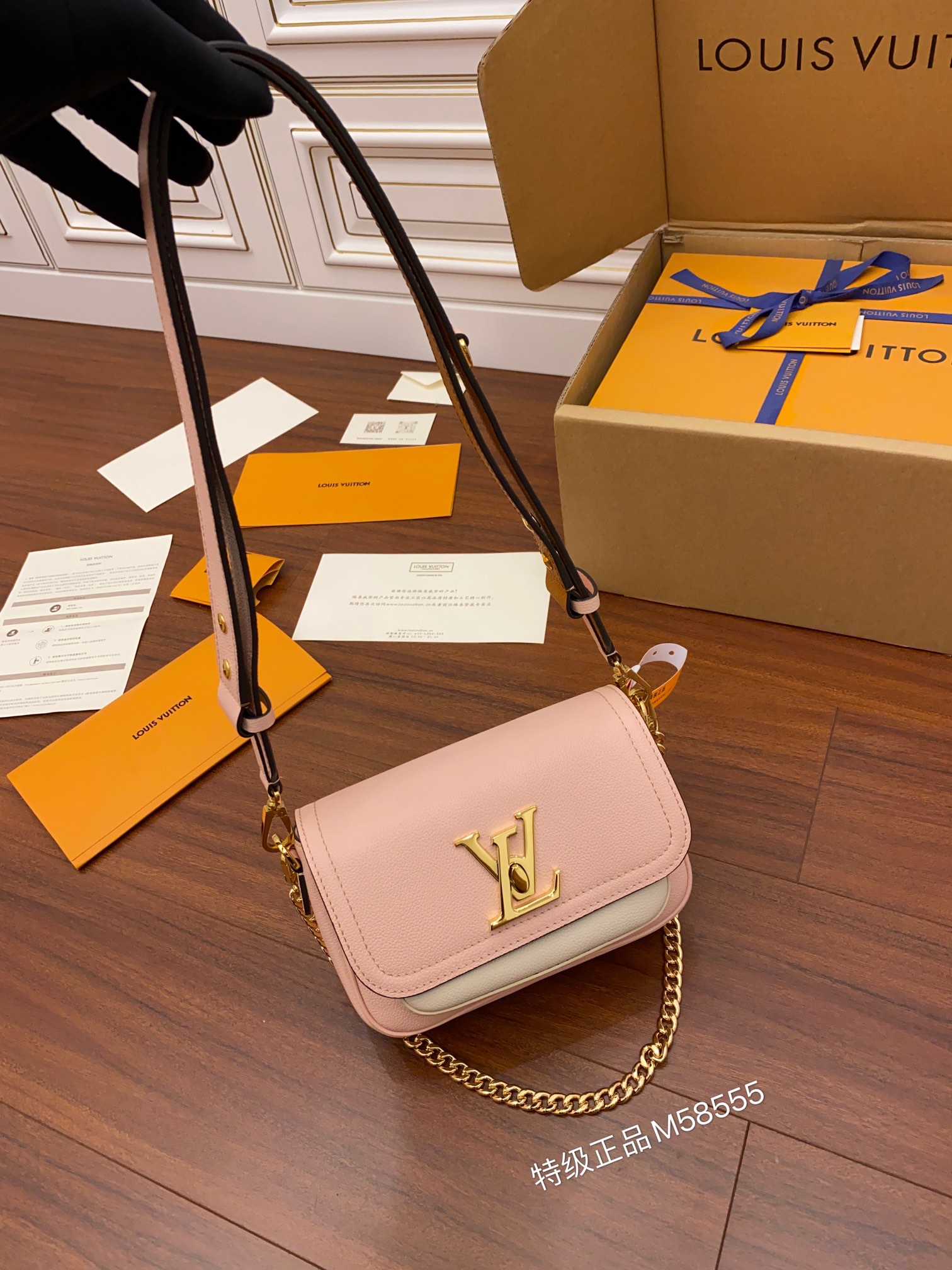 A級出品高仿包Louis Vuitton LV Lockme Tender Bag M58555粉色¥2,480.00-頂級1:1精品高仿包包香港台灣批發價格推薦微信哪裡買