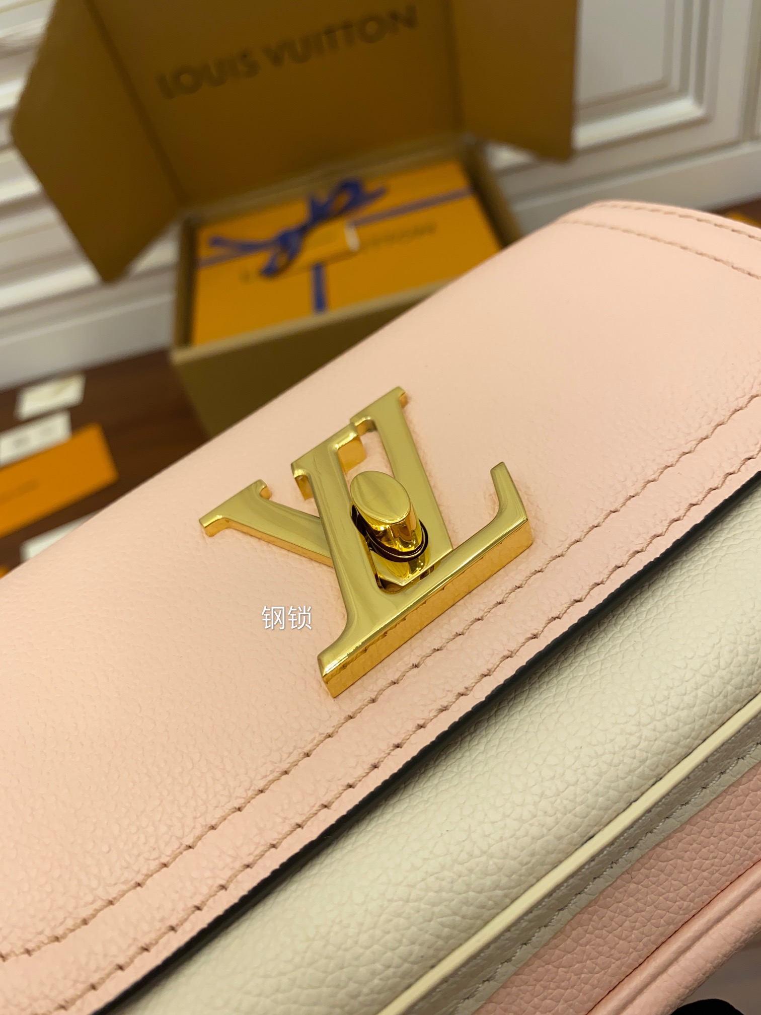 A級出品高仿包Louis Vuitton LV Lockme Tender Bag M58555粉色¥2,480.00-頂級1:1精品高仿包包香港台灣批發價格推薦微信哪裡買
