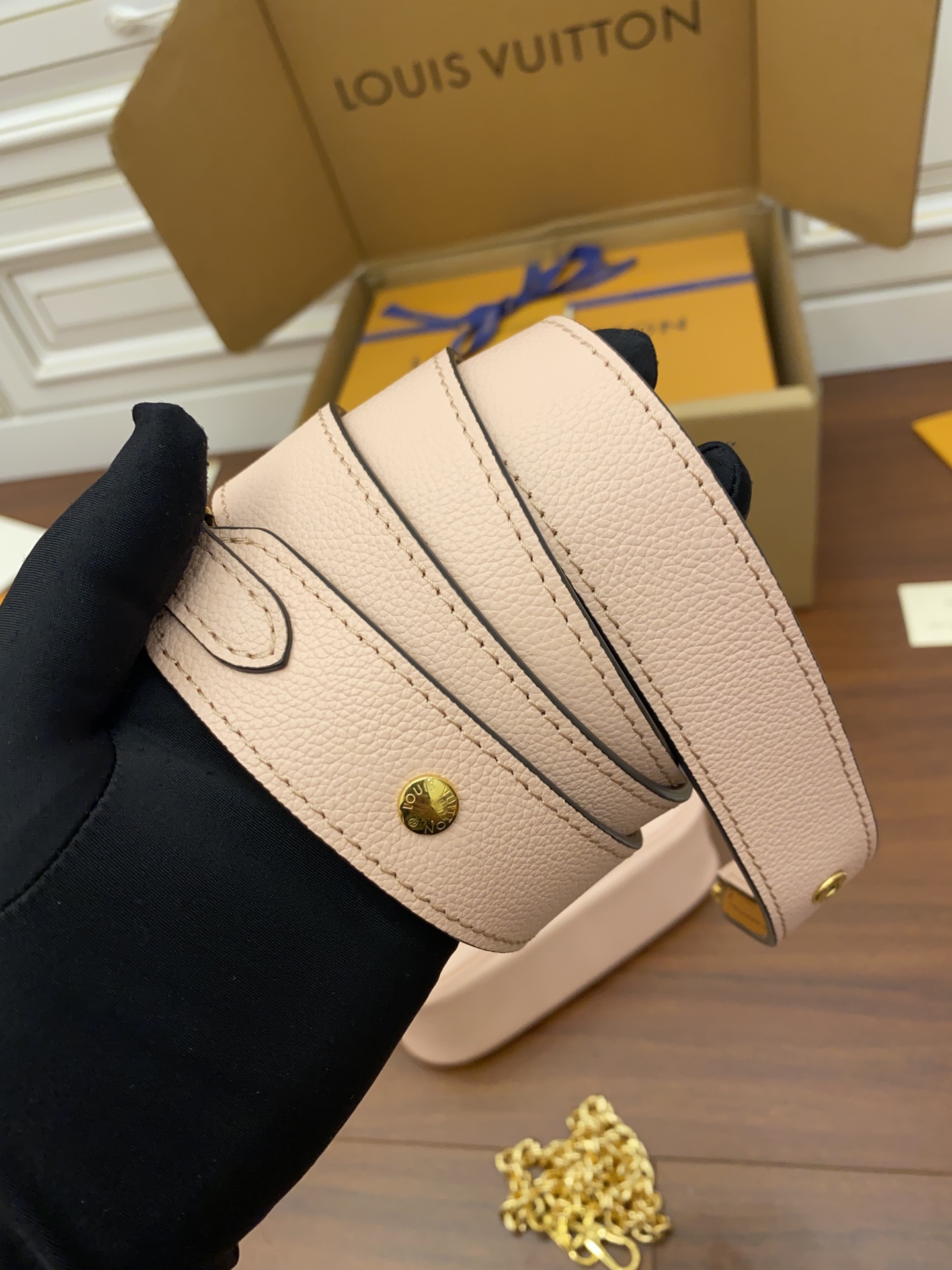 A級出品高仿包Louis Vuitton LV Lockme Tender Bag M58555粉色¥2,480.00-頂級1:1精品高仿包包香港台灣批發價格推薦微信哪裡買