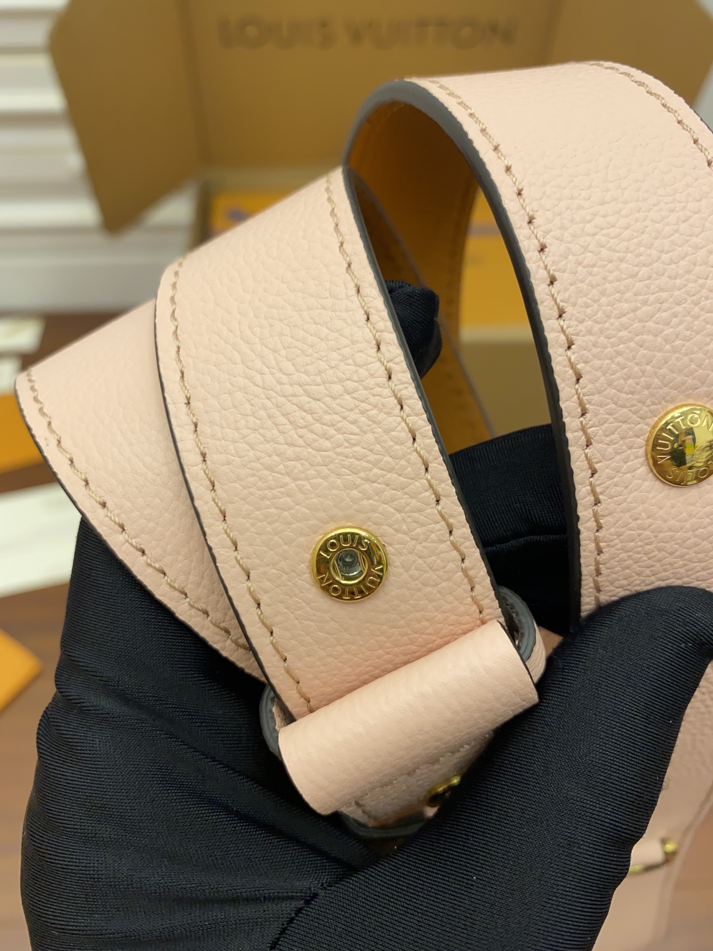 A級出品高仿包Louis Vuitton LV Lockme Tender Bag M58555粉色¥2,480.00-頂級1:1精品高仿包包香港台灣批發價格推薦微信哪裡買