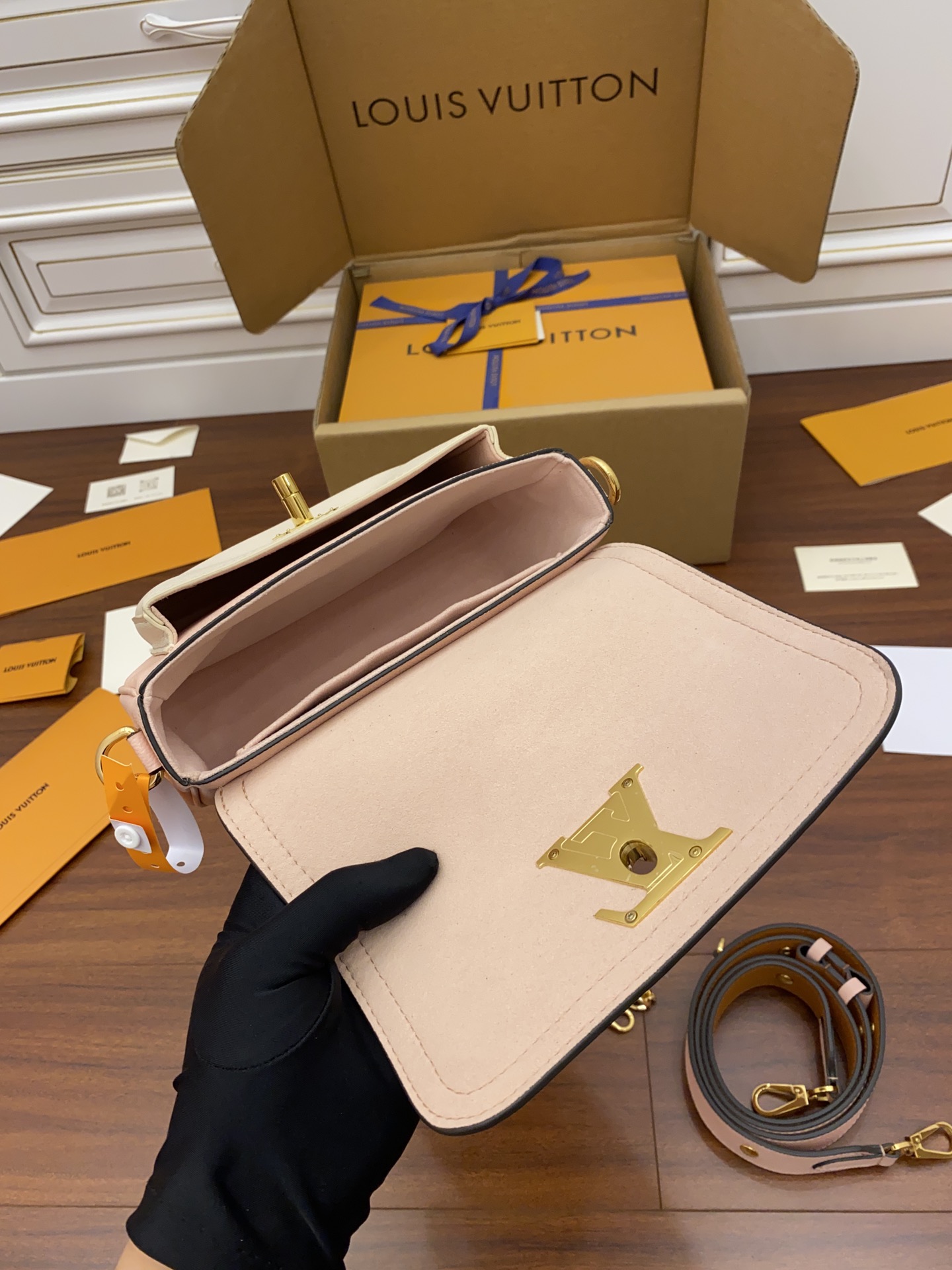 A級出品高仿包Louis Vuitton LV Lockme Tender Bag M58555粉色¥2,480.00-頂級1:1精品高仿包包香港台灣批發價格推薦微信哪裡買