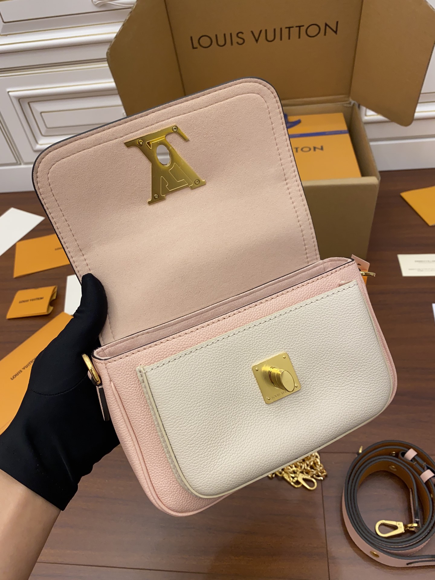 A級出品高仿包Louis Vuitton LV Lockme Tender Bag M58555粉色¥2,480.00-頂級1:1精品高仿包包香港台灣批發價格推薦微信哪裡買
