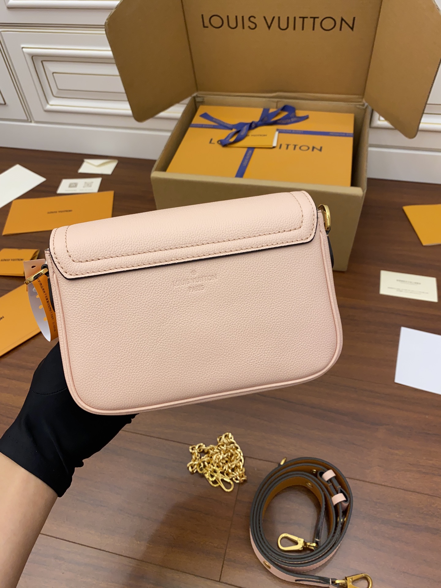 A級出品高仿包Louis Vuitton LV Lockme Tender Bag M58555粉色¥2,480.00-頂級1:1精品高仿包包香港台灣批發價格推薦微信哪裡買