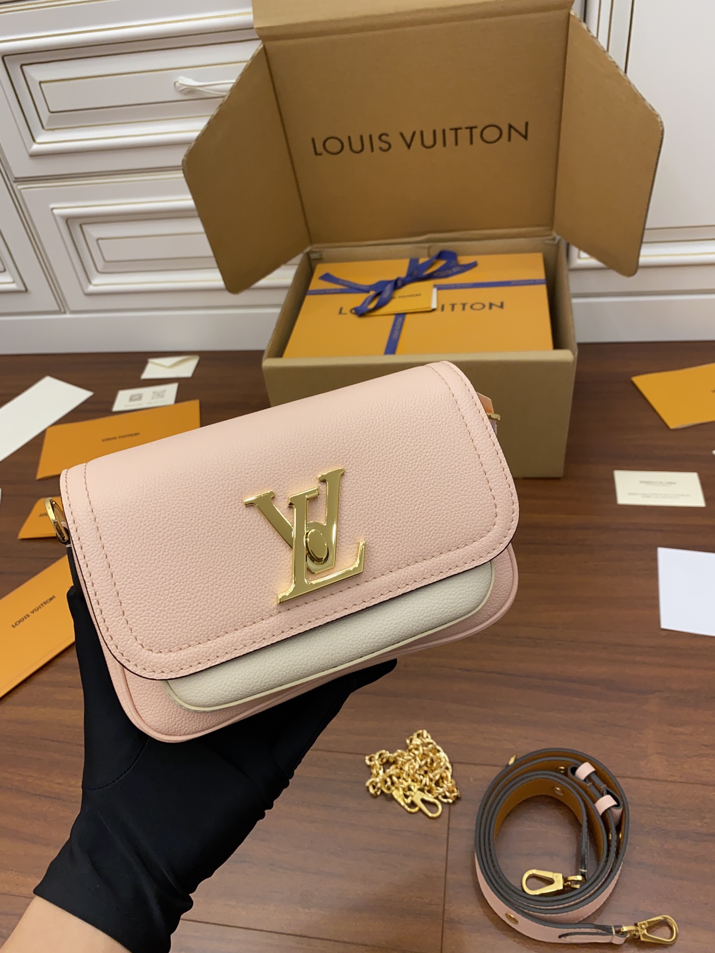 A級出品高仿包Louis Vuitton LV Lockme Tender Bag M58555粉色¥2,480.00-頂級1:1精品高仿包包香港台灣批發價格推薦微信哪裡買