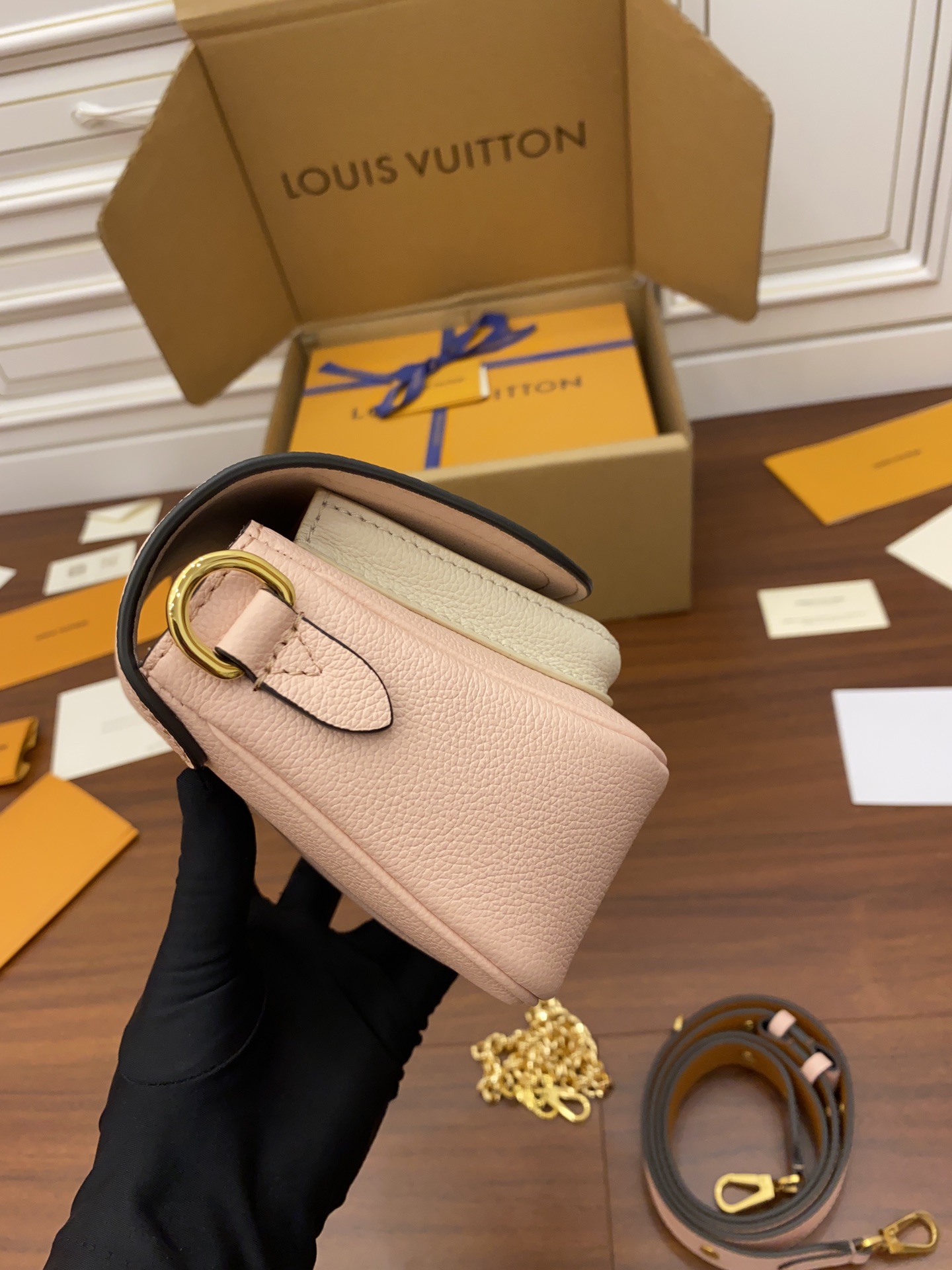 A級出品高仿包Louis Vuitton LV Lockme Tender Bag M58555粉色¥2,480.00-頂級1:1精品高仿包包香港台灣批發價格推薦微信哪裡買