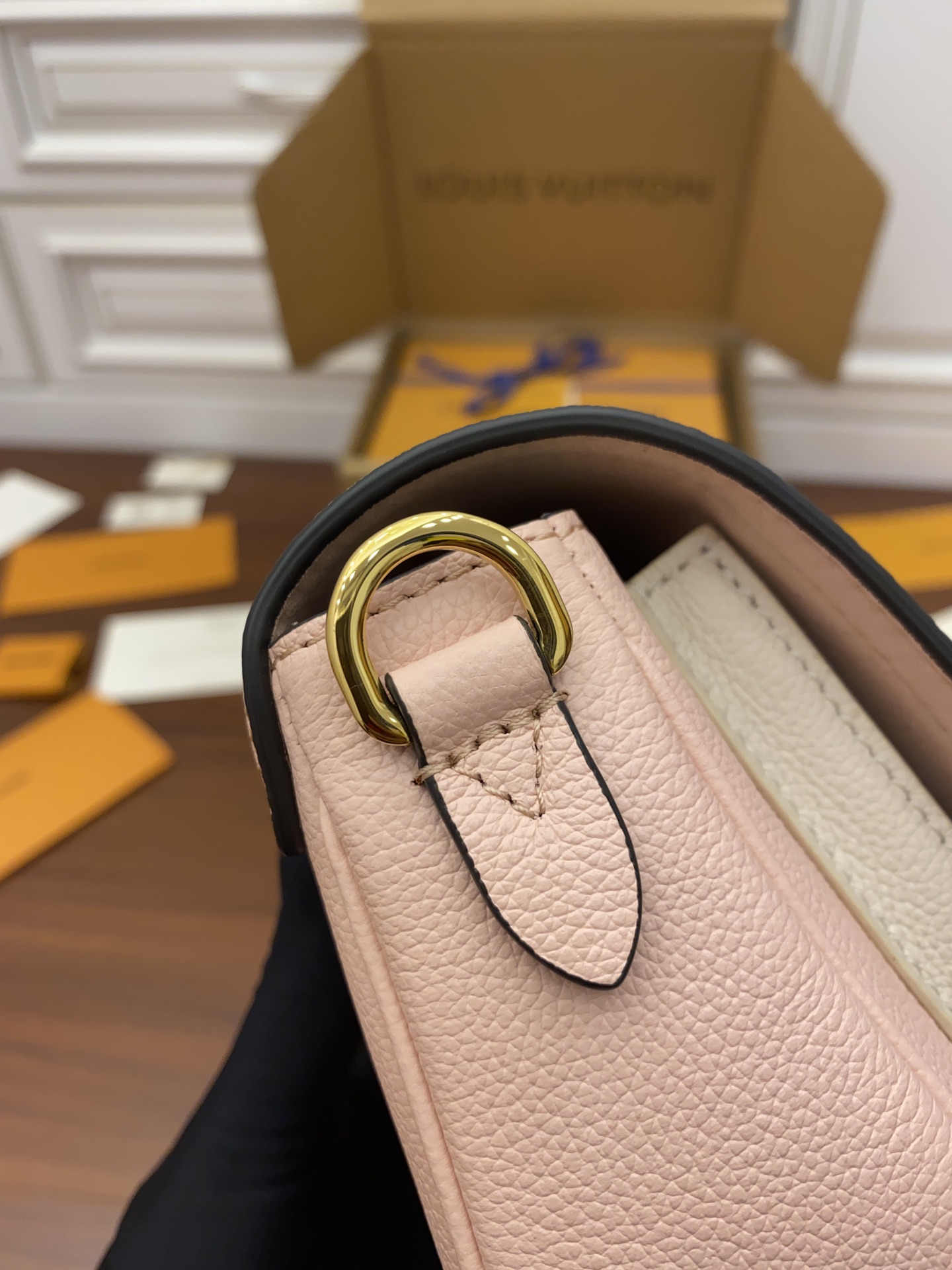 A級出品高仿包Louis Vuitton LV Lockme Tender Bag M58555粉色¥2,480.00-頂級1:1精品高仿包包香港台灣批發價格推薦微信哪裡買