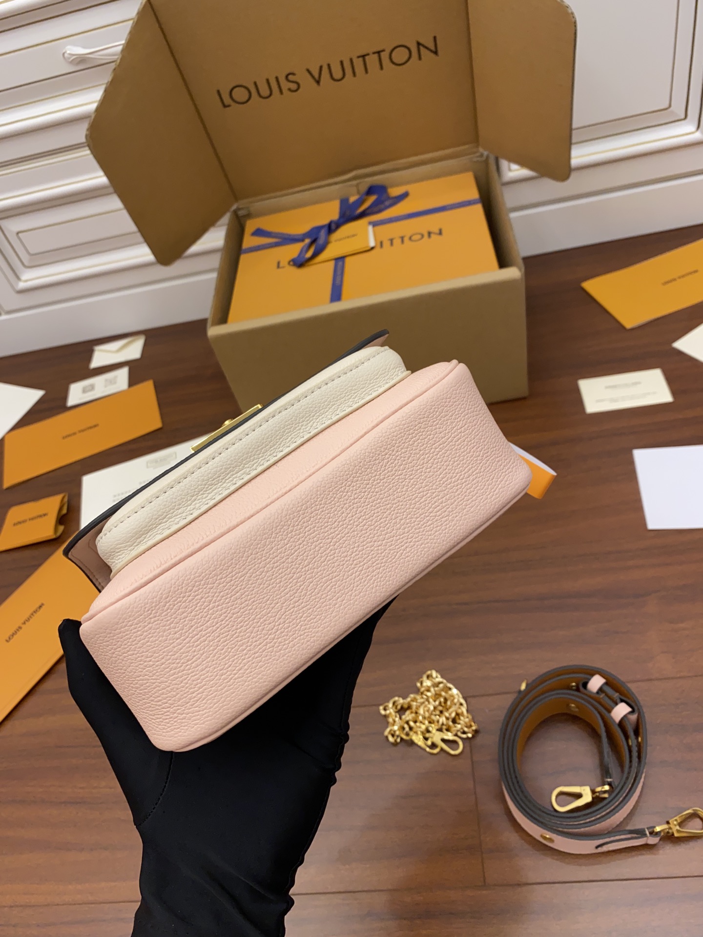 A級出品高仿包Louis Vuitton LV Lockme Tender Bag M58555粉色¥2,480.00-頂級1:1精品高仿包包香港台灣批發價格推薦微信哪裡買