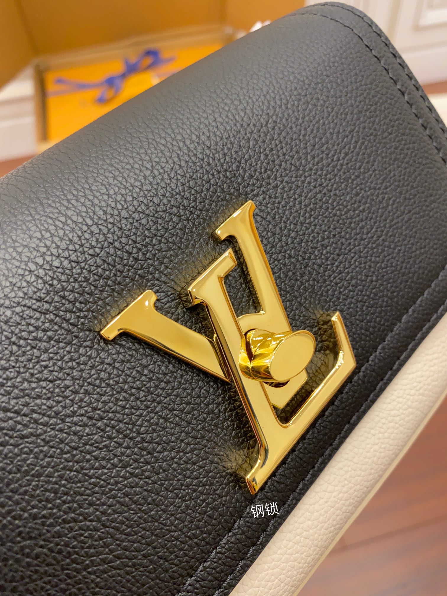 Louis Vuitton LV高仿包 Lockme Tender Bag M58557黑色整套包裝正品統一¥2,480.00-頂級1:1精品高仿包包香港台灣批發價格推薦微信哪裡買