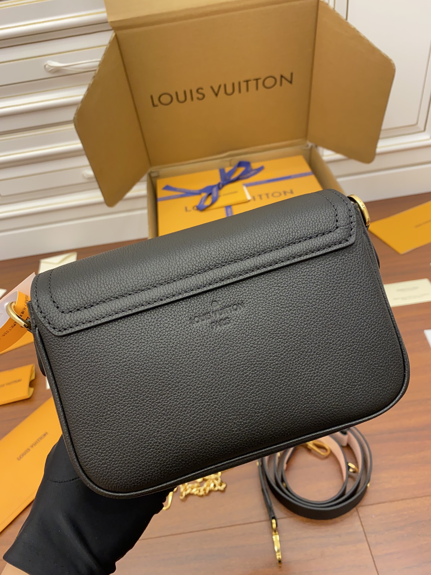 Louis Vuitton LV高仿包 Lockme Tender Bag M58557黑色整套包裝正品統一¥2,480.00-頂級1:1精品高仿包包香港台灣批發價格推薦微信哪裡買