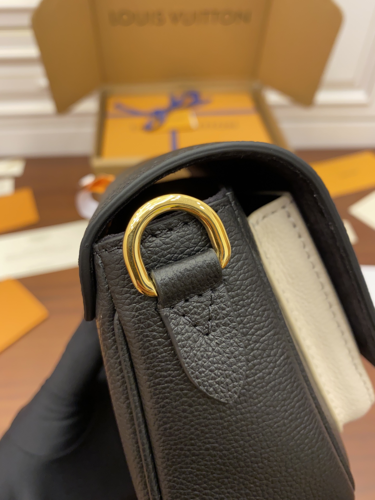 Louis Vuitton LV高仿包 Lockme Tender Bag M58557黑色整套包裝正品統一¥2,480.00-頂級1:1精品高仿包包香港台灣批發價格推薦微信哪裡買