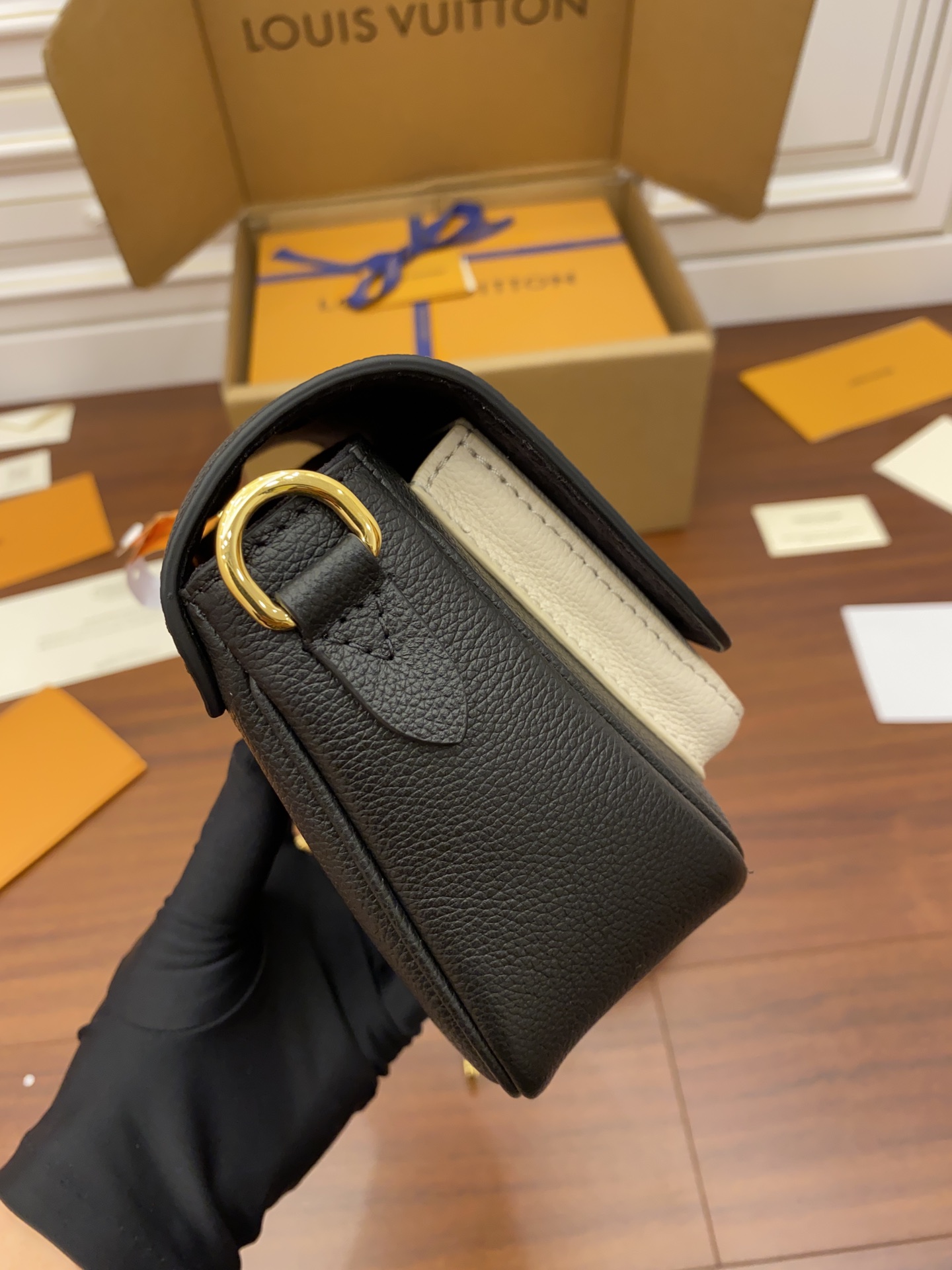 Louis Vuitton LV高仿包 Lockme Tender Bag M58557黑色整套包裝正品統一¥2,480.00-頂級1:1精品高仿包包香港台灣批發價格推薦微信哪裡買