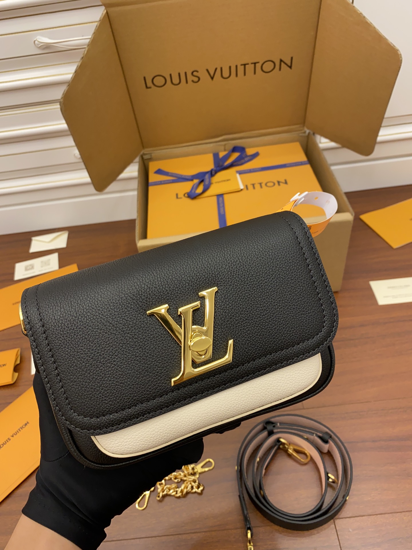 Louis Vuitton LV高仿包 Lockme Tender Bag M58557黑色整套包裝正品統一¥2,480.00-頂級1:1精品高仿包包香港台灣批發價格推薦微信哪裡買