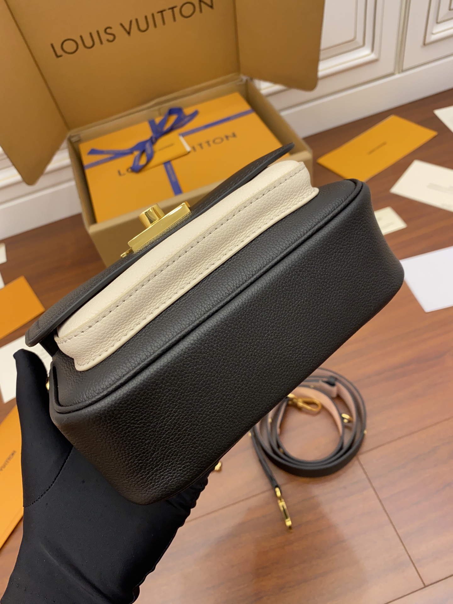 Louis Vuitton LV高仿包 Lockme Tender Bag M58557黑色整套包裝正品統一¥2,480.00-頂級1:1精品高仿包包香港台灣批發價格推薦微信哪裡買