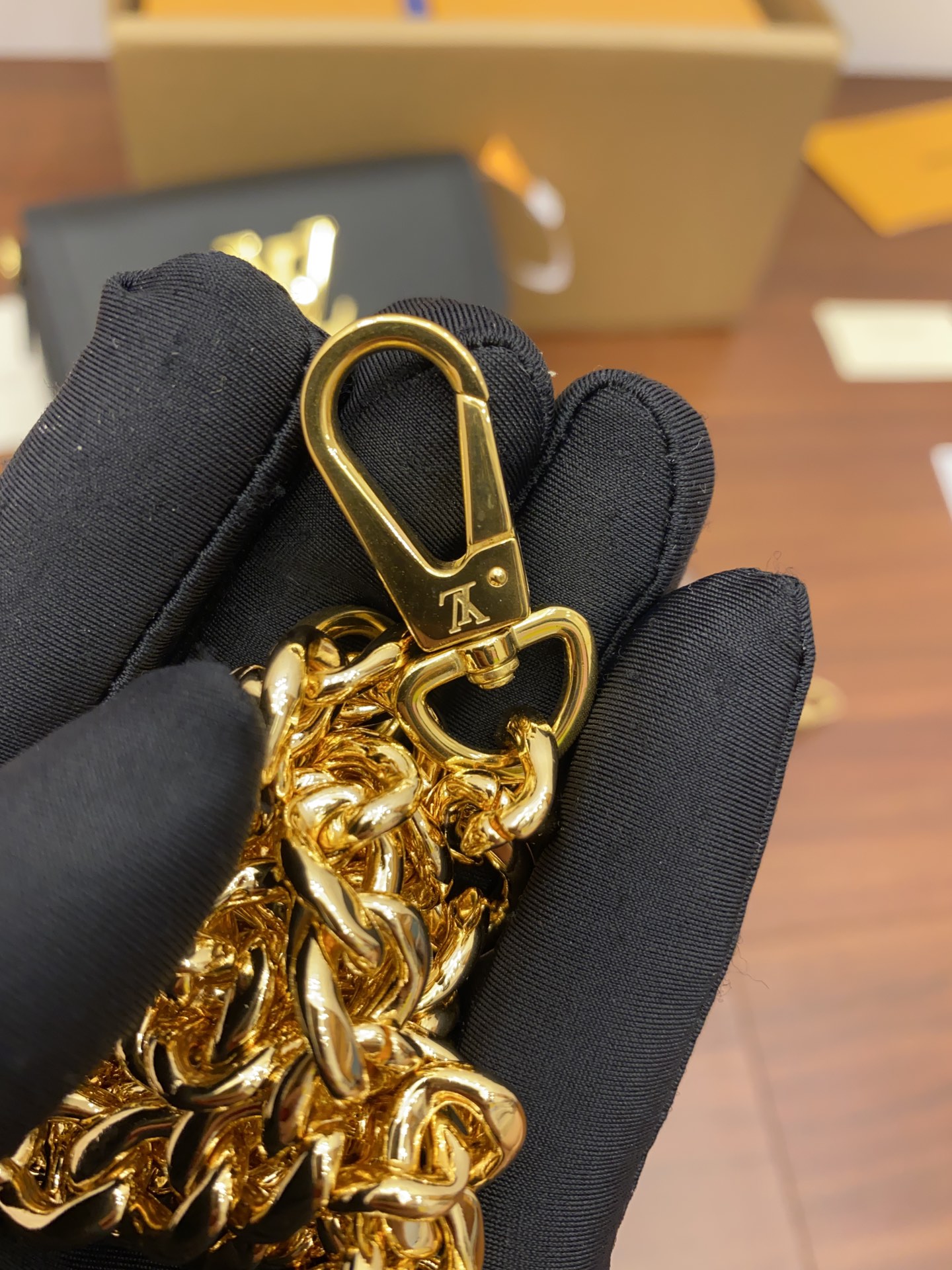 Louis Vuitton LV高仿包 Lockme Tender Bag M58557黑色整套包裝正品統一¥2,480.00-頂級1:1精品高仿包包香港台灣批發價格推薦微信哪裡買