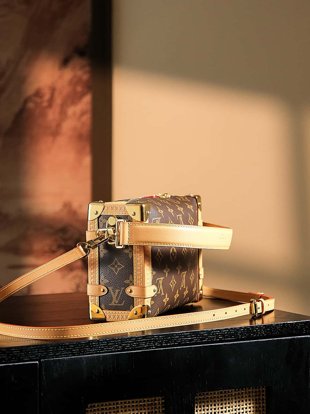 LV高仿包 𝑺𝑰𝑫𝑬 𝑻𝑹𝑼𝑵𝑲芯片菱形跳動碼中號繫列#M𝟒𝟔𝟑𝟓𝟖¥2,380.00-頂級1:1精品高仿包包香港台灣批發價格推薦微信哪裡買