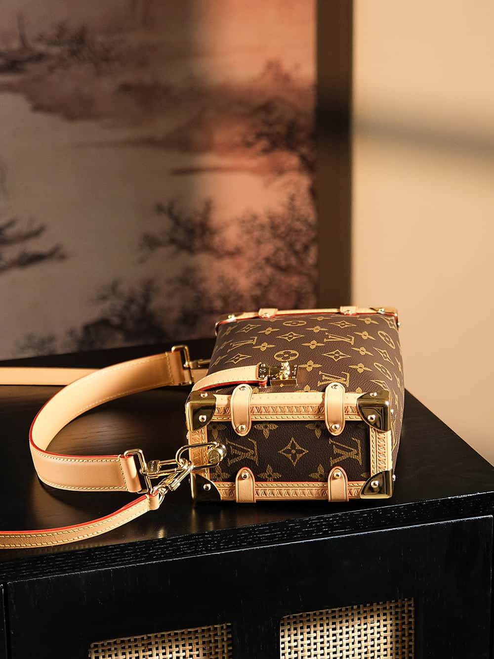 LV高仿包 𝑺𝑰𝑫𝑬 𝑻𝑹𝑼𝑵𝑲芯片菱形跳動碼中號繫列#M𝟒𝟔𝟑𝟓𝟖¥2,380.00-頂級1:1精品高仿包包香港台灣批發價格推薦微信哪裡買