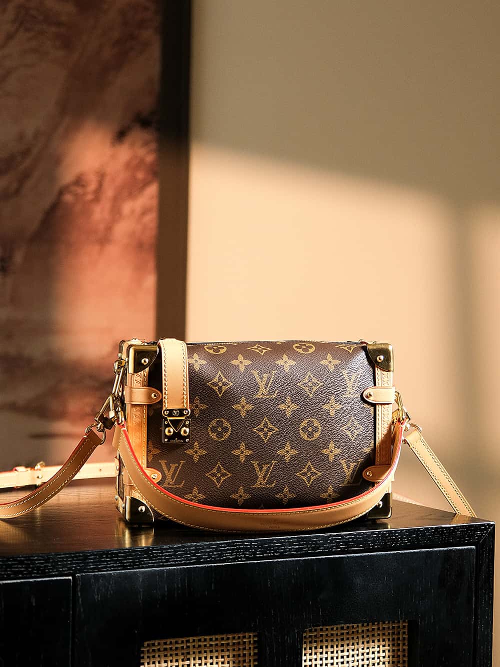 LV高仿包 𝑺𝑰𝑫𝑬 𝑻𝑹𝑼𝑵𝑲芯片菱形跳動碼中號繫列#M𝟒𝟔𝟑𝟓𝟖¥2,380.00-頂級1:1精品高仿包包香港台灣批發價格推薦微信哪裡買