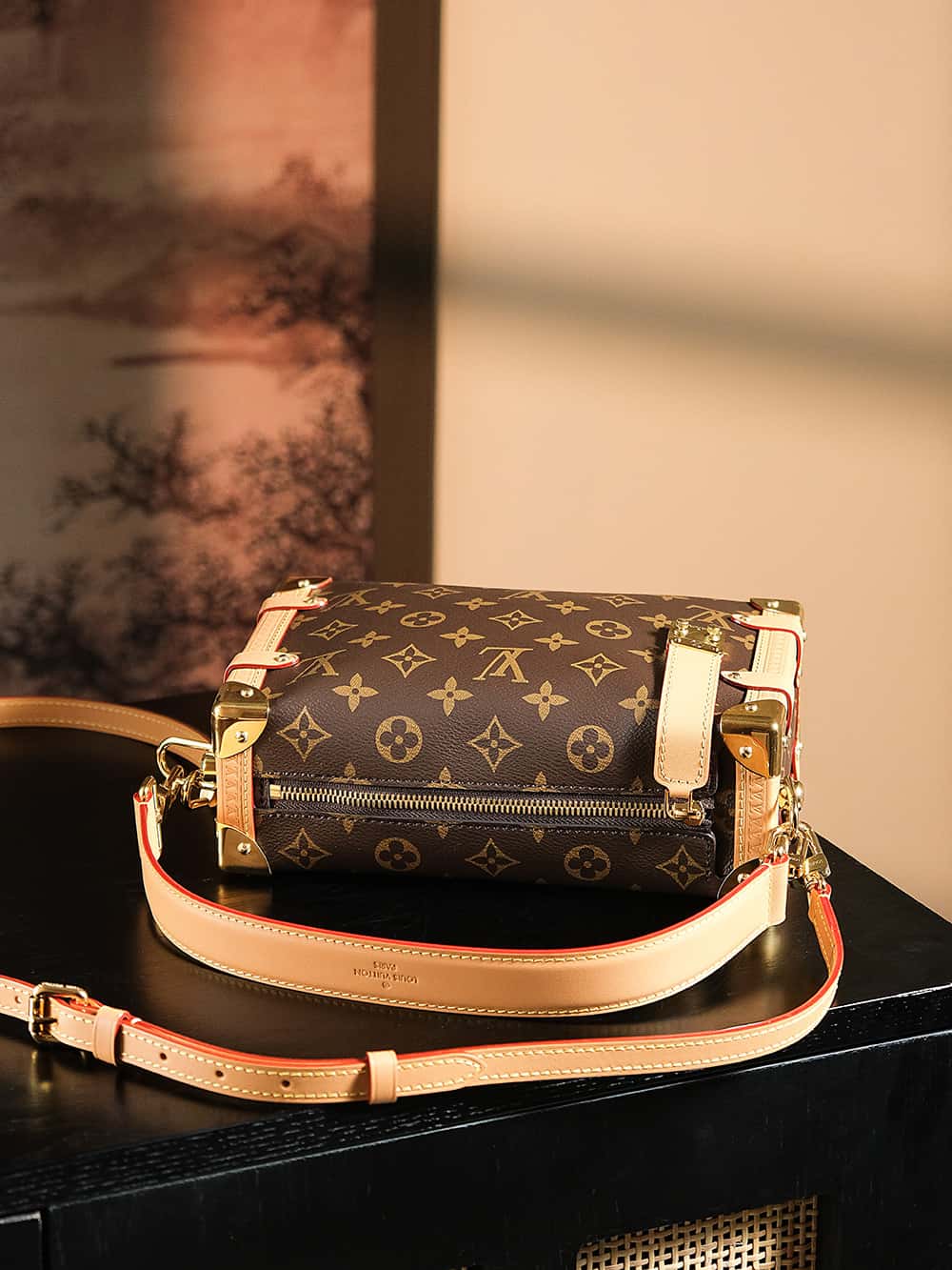 LV高仿包 𝑺𝑰𝑫𝑬 𝑻𝑹𝑼𝑵𝑲芯片菱形跳動碼中號繫列#M𝟒𝟔𝟑𝟓𝟖¥2,380.00-頂級1:1精品高仿包包香港台灣批發價格推薦微信哪裡買