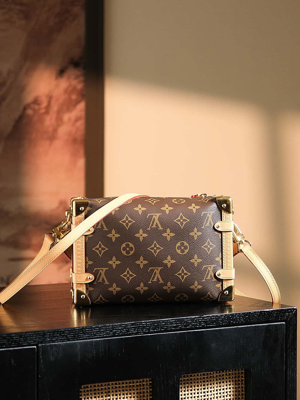 LV高仿包 𝑺𝑰𝑫𝑬 𝑻𝑹𝑼𝑵𝑲芯片菱形跳動碼中號繫列#M𝟒𝟔𝟑𝟓𝟖¥2,380.00-頂級1:1精品高仿包包香港台灣批發價格推薦微信哪裡買