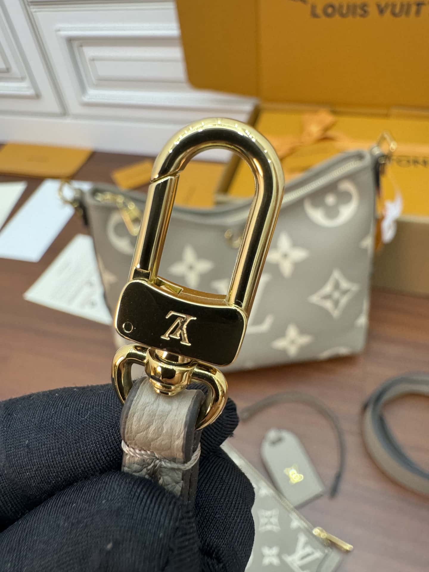LV M47180 CARRYALL 小號一比一原單手袋¥2,480.00-頂級1:1精品高仿包包香港台灣批發價格推薦微信哪裡買